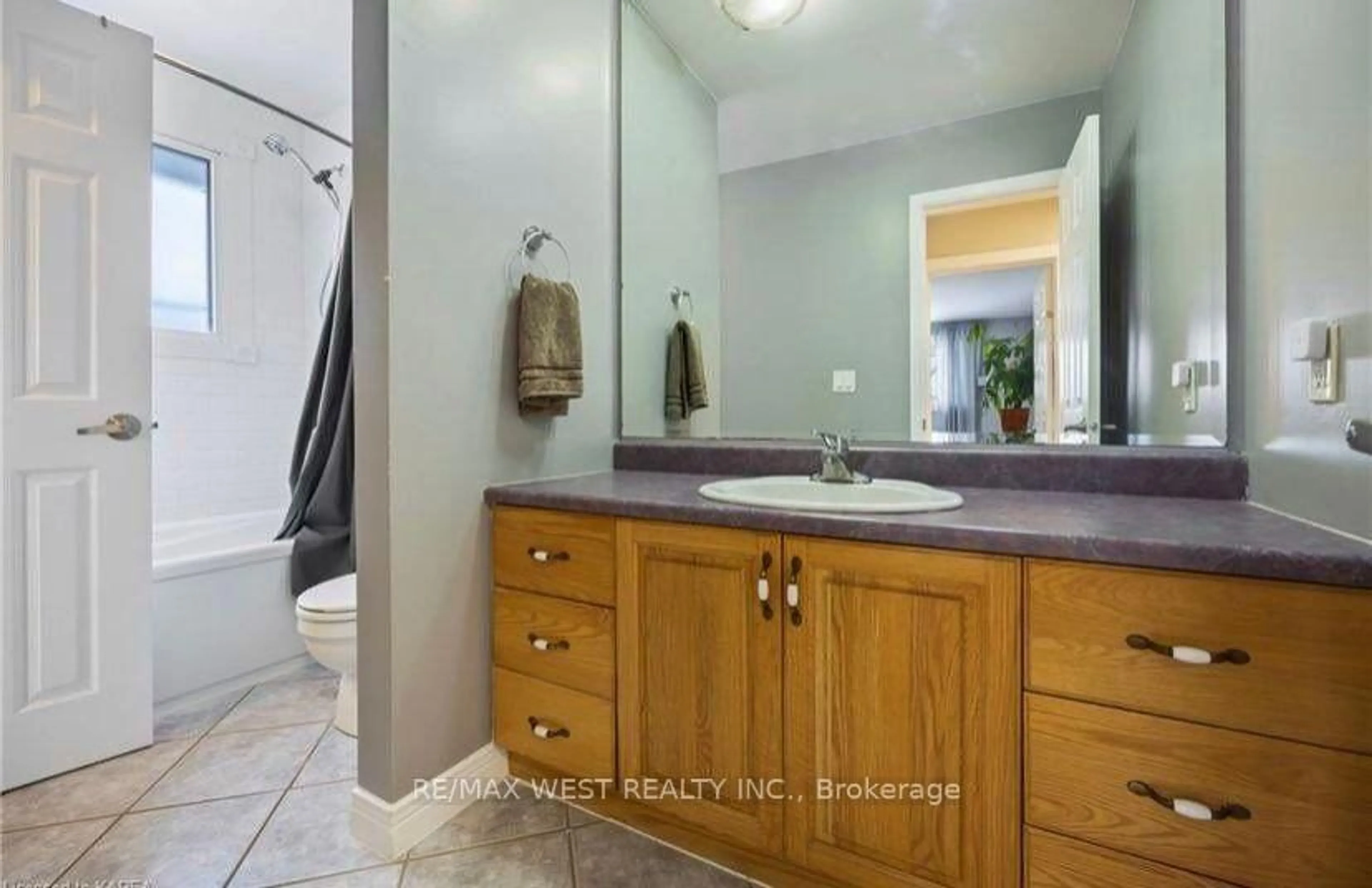 Standard bathroom, ceramic/tile floor for 653 Fleet St, Kingston Ontario K7M 5A4