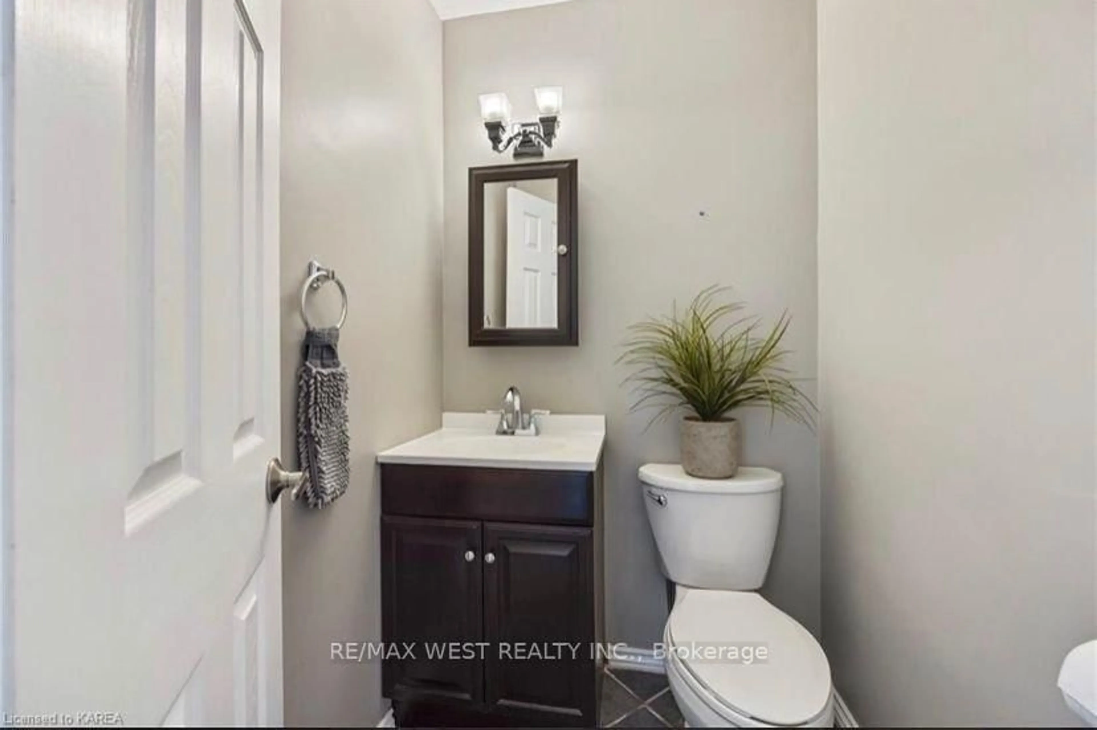 Standard bathroom, ceramic/tile floor for 653 Fleet St, Kingston Ontario K7M 5A4
