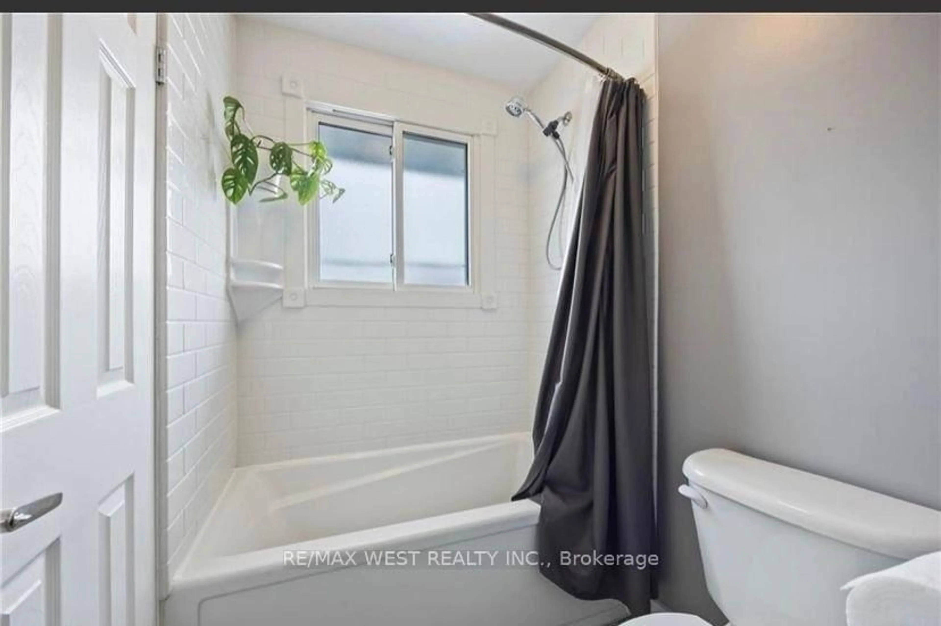 Standard bathroom, ceramic/tile floor for 653 Fleet St, Kingston Ontario K7M 5A4