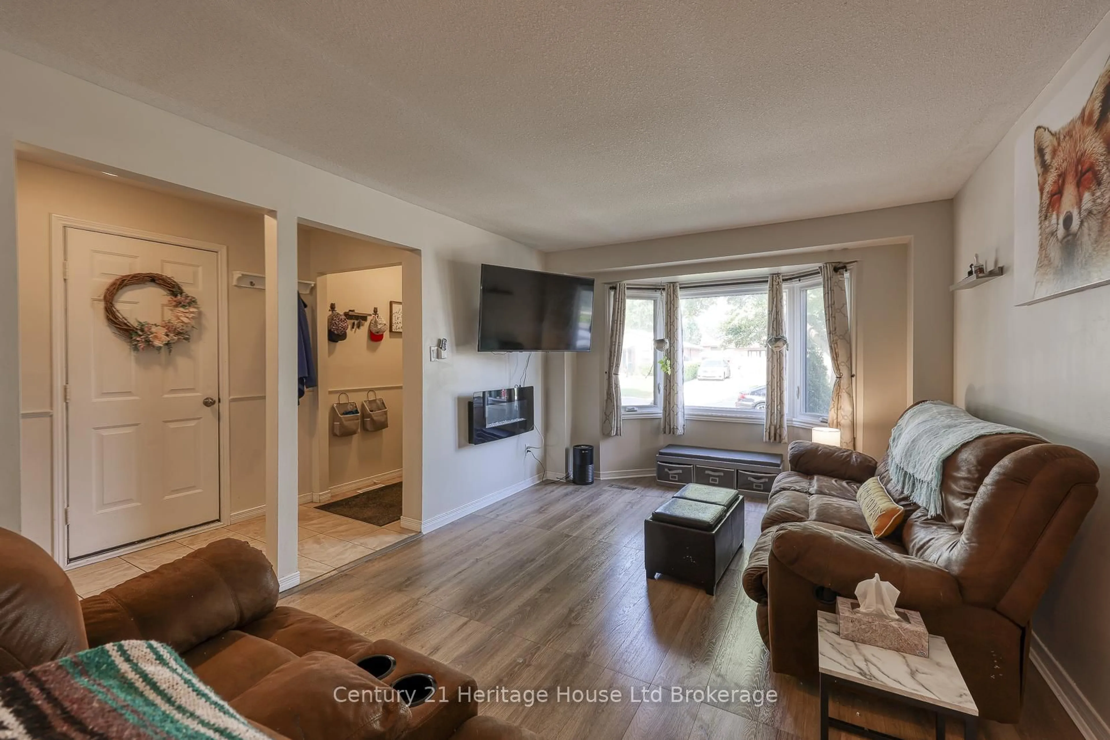 Living room with furniture, wood/laminate floor for 9 Edmunds Cres, London South Ontario N5Z 4J1