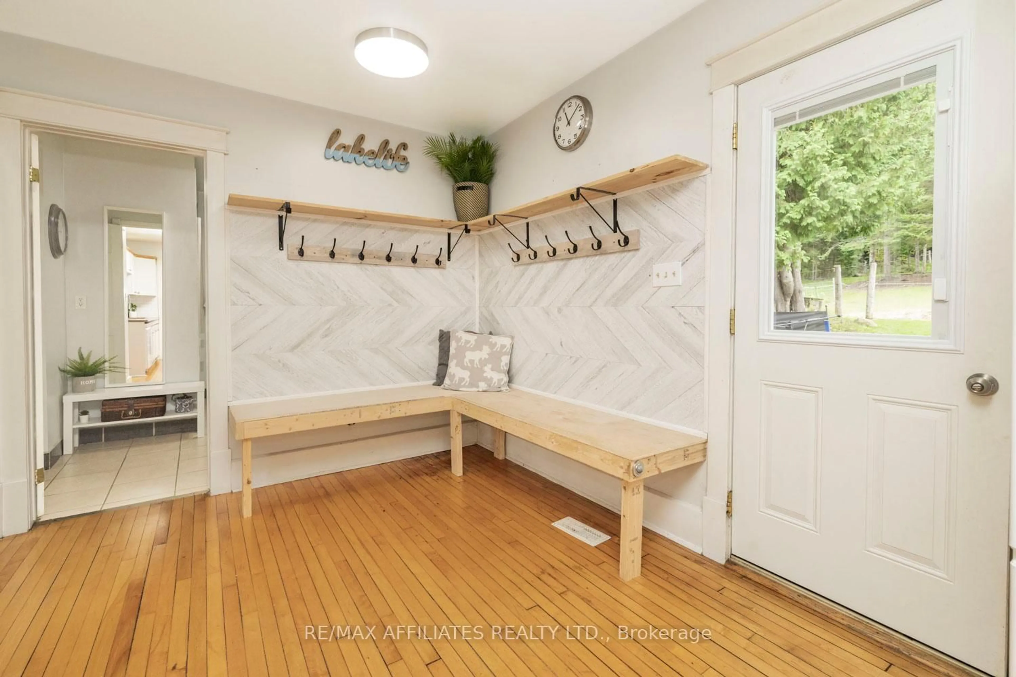 Indoor entryway for 5601 Centennial Lake Rd, Griffith Ontario K0J 2R0
