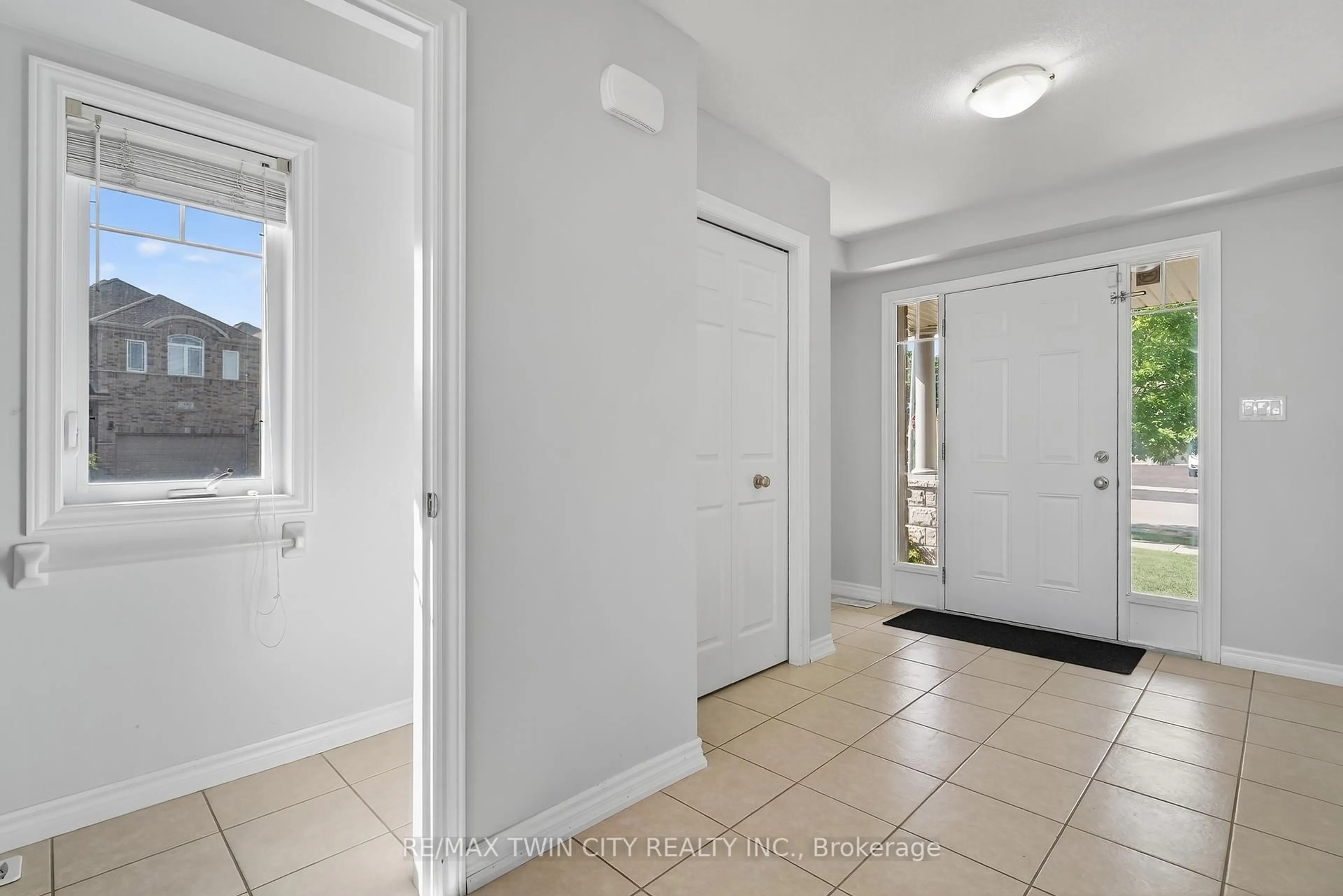 Indoor entryway for 420 Avens St, Waterloo Ontario N2V 0B5