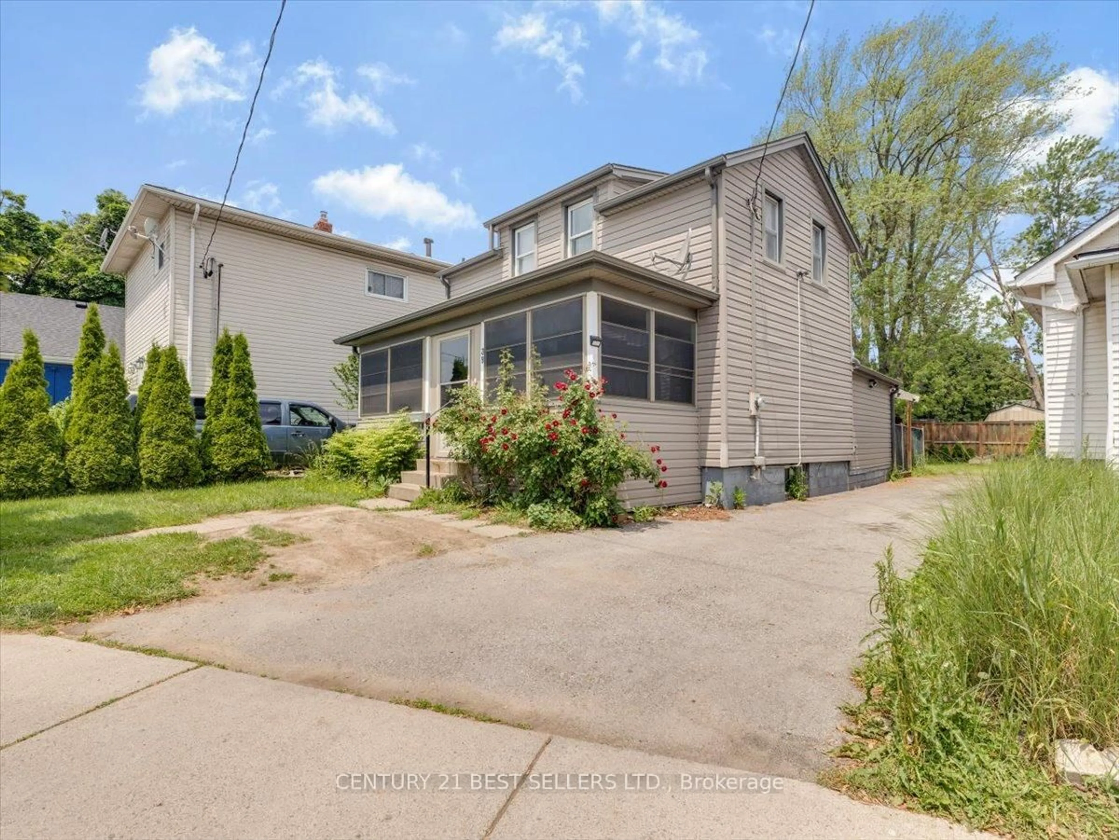 A pic from outside/outdoor area/front of a property/back of a property/a pic from drone, street for 39 Carlton St, St. Catharines Ontario L2R 1P7