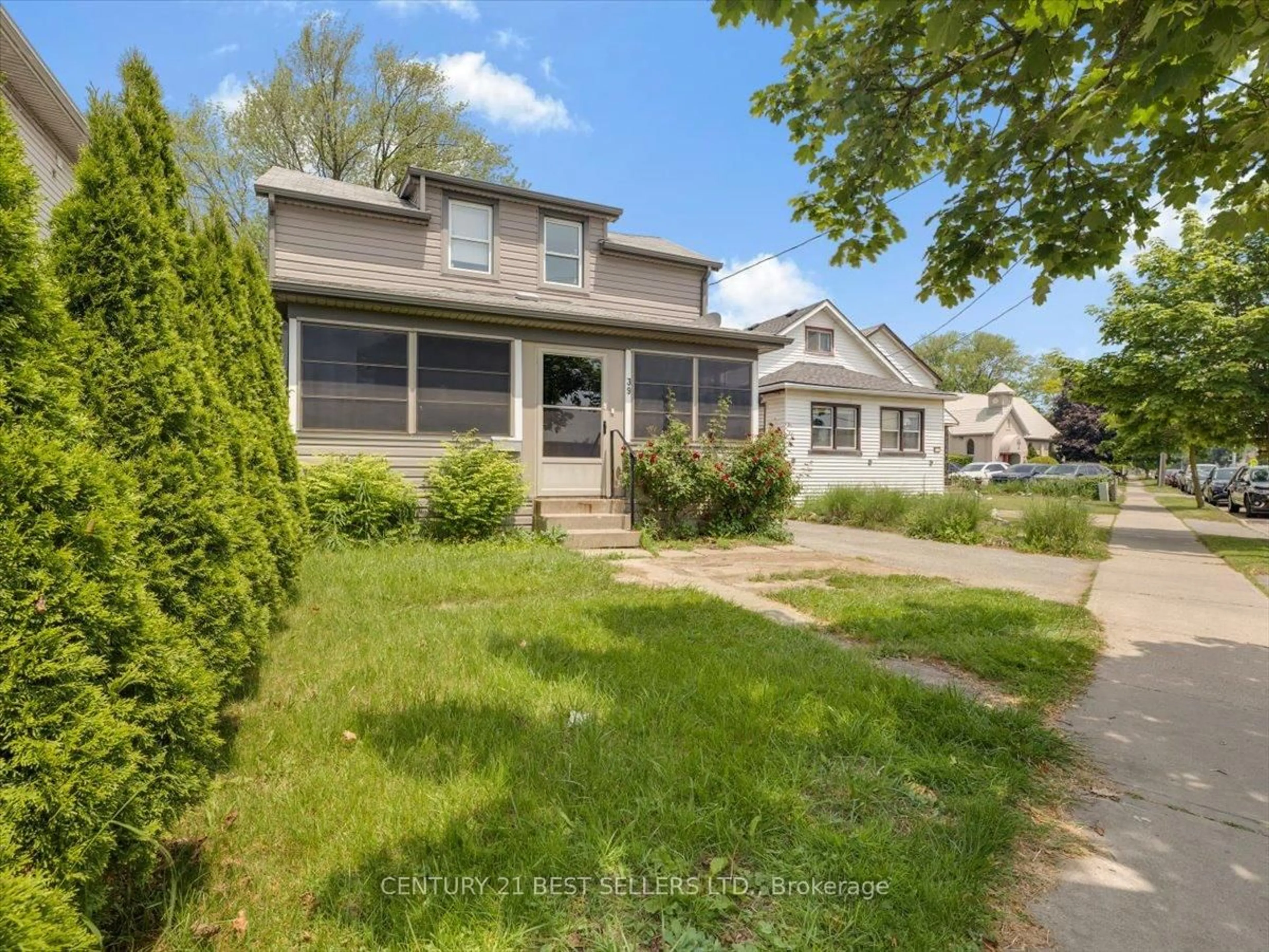 A pic from outside/outdoor area/front of a property/back of a property/a pic from drone, street for 39 Carlton St, St. Catharines Ontario L2R 1P7