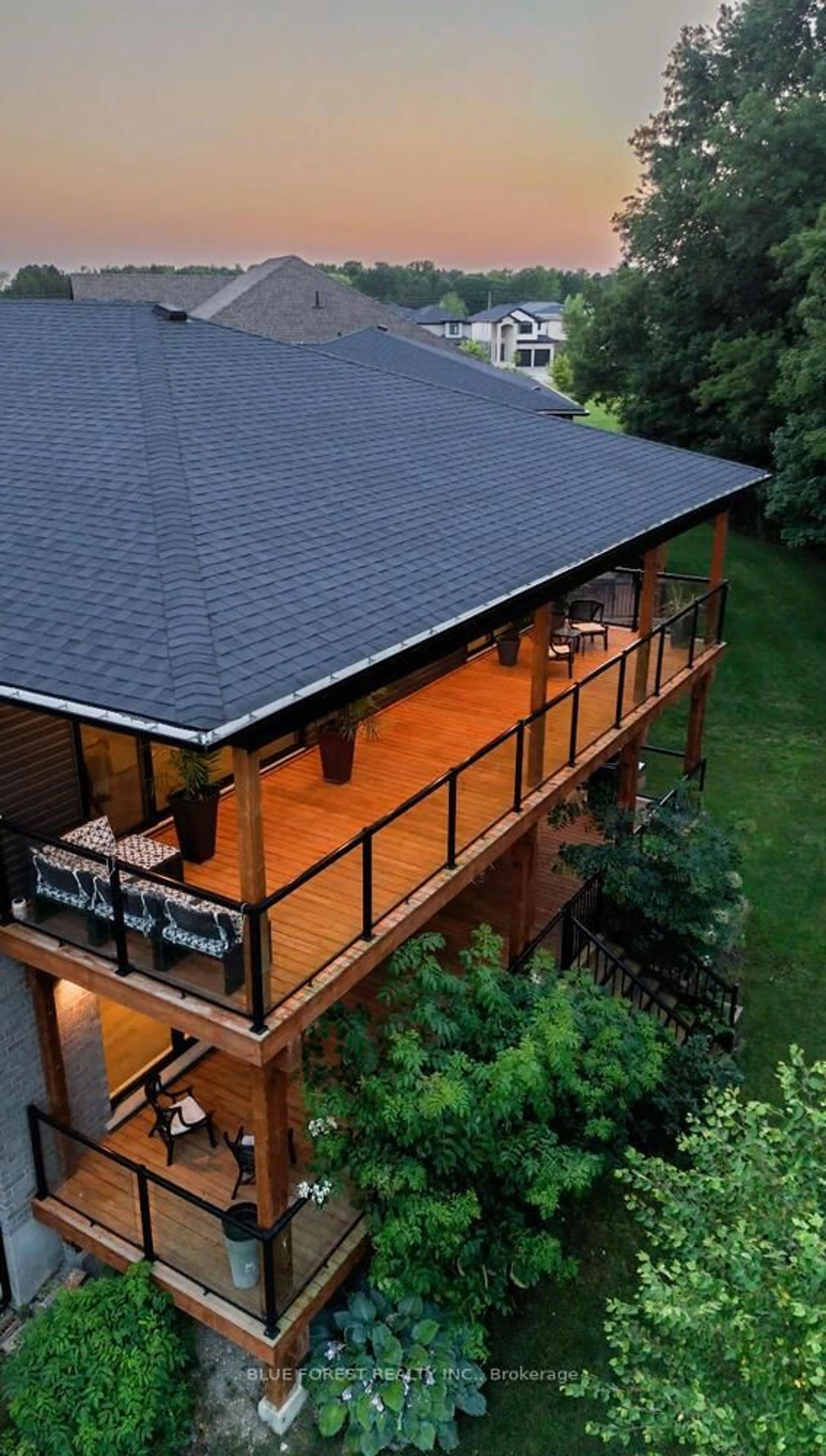 A pic from outside/outdoor area/front of a property/back of a property/a pic from drone, unknown for 1287 Dyer Cres, London North Ontario N6G 0S7