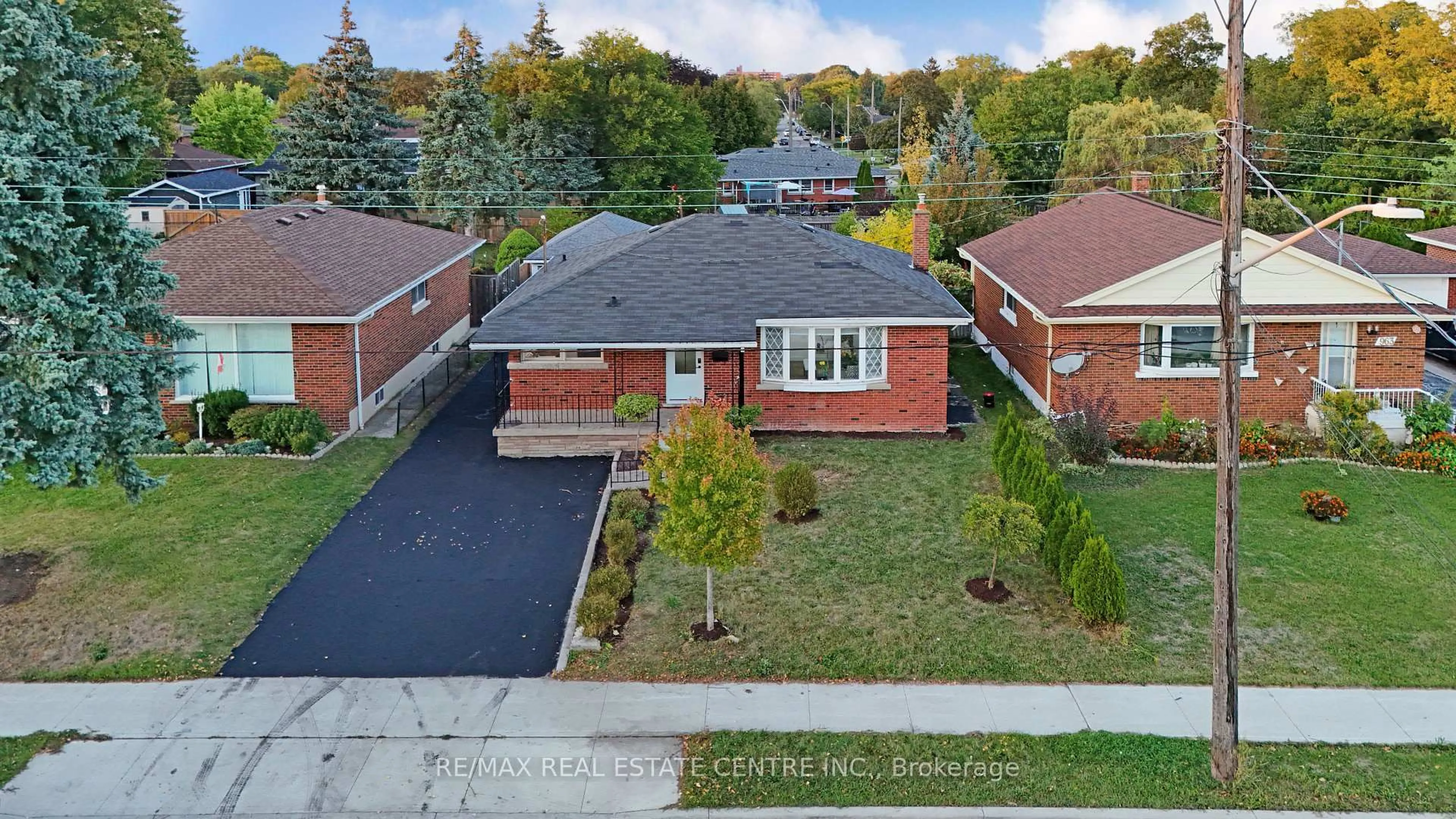 A pic from outside/outdoor area/front of a property/back of a property/a pic from drone, street for 959 Mohawk Rd, Hamilton Ontario L8T 2R9