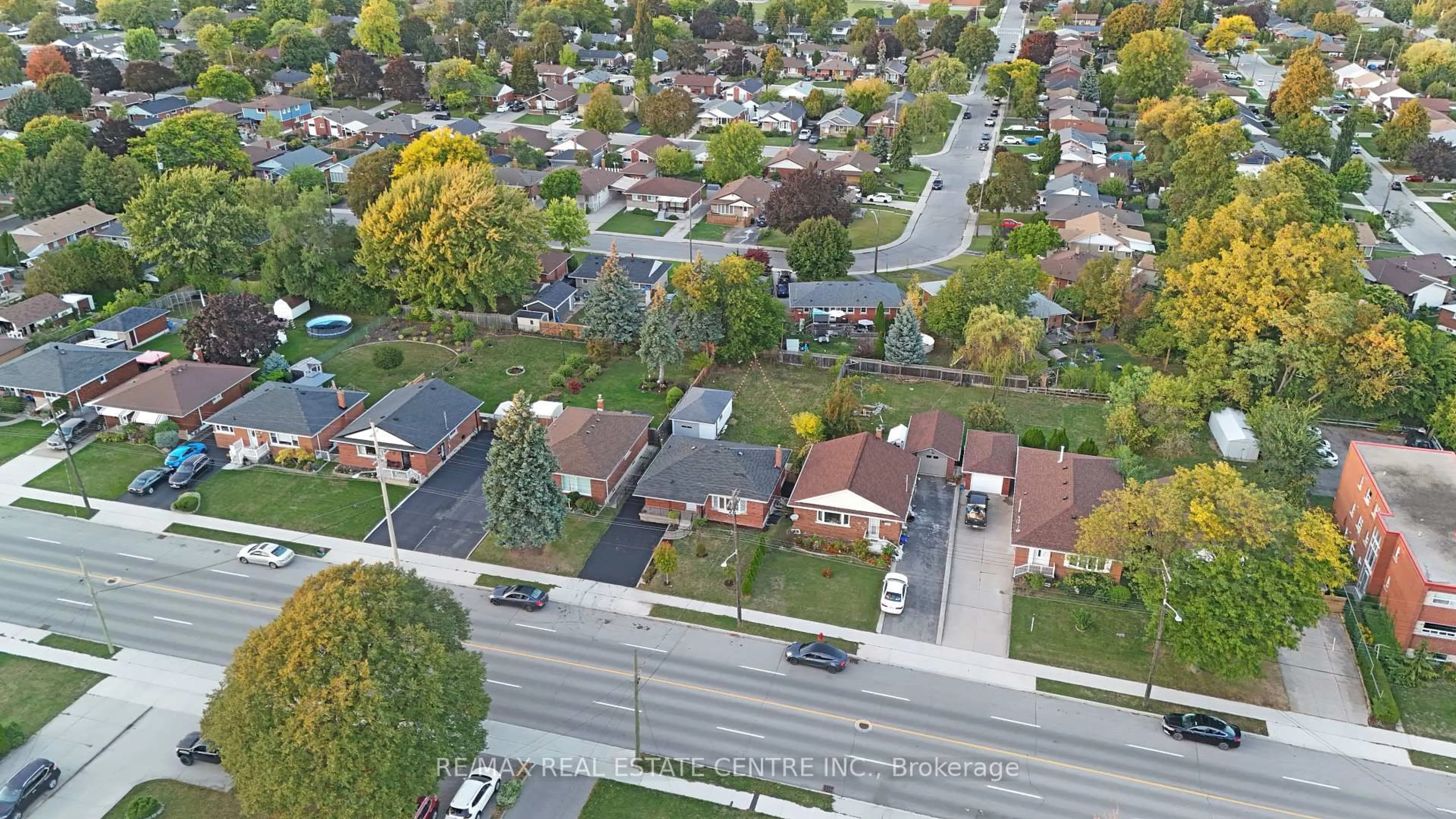 A pic from outside/outdoor area/front of a property/back of a property/a pic from drone, street for 959 Mohawk Rd, Hamilton Ontario L8T 2R9