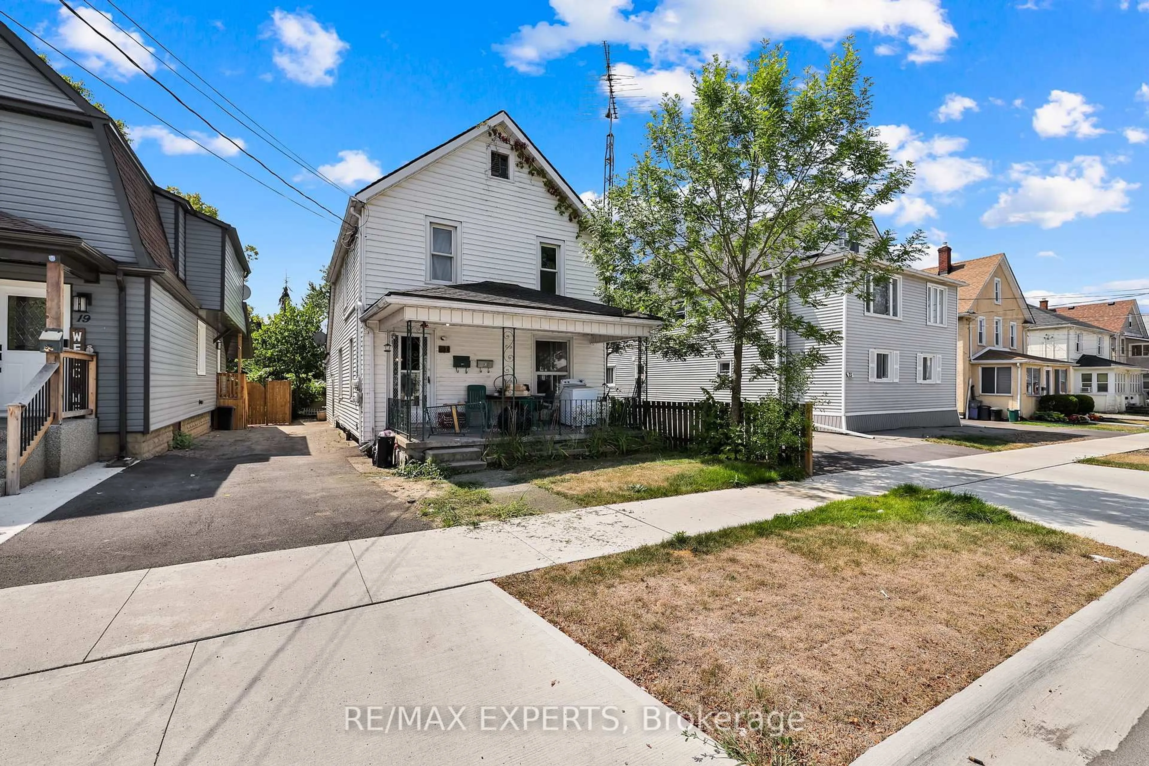 A pic from outside/outdoor area/front of a property/back of a property/a pic from drone, street for 21 Fifth St, Welland Ontario L3B 4Z4