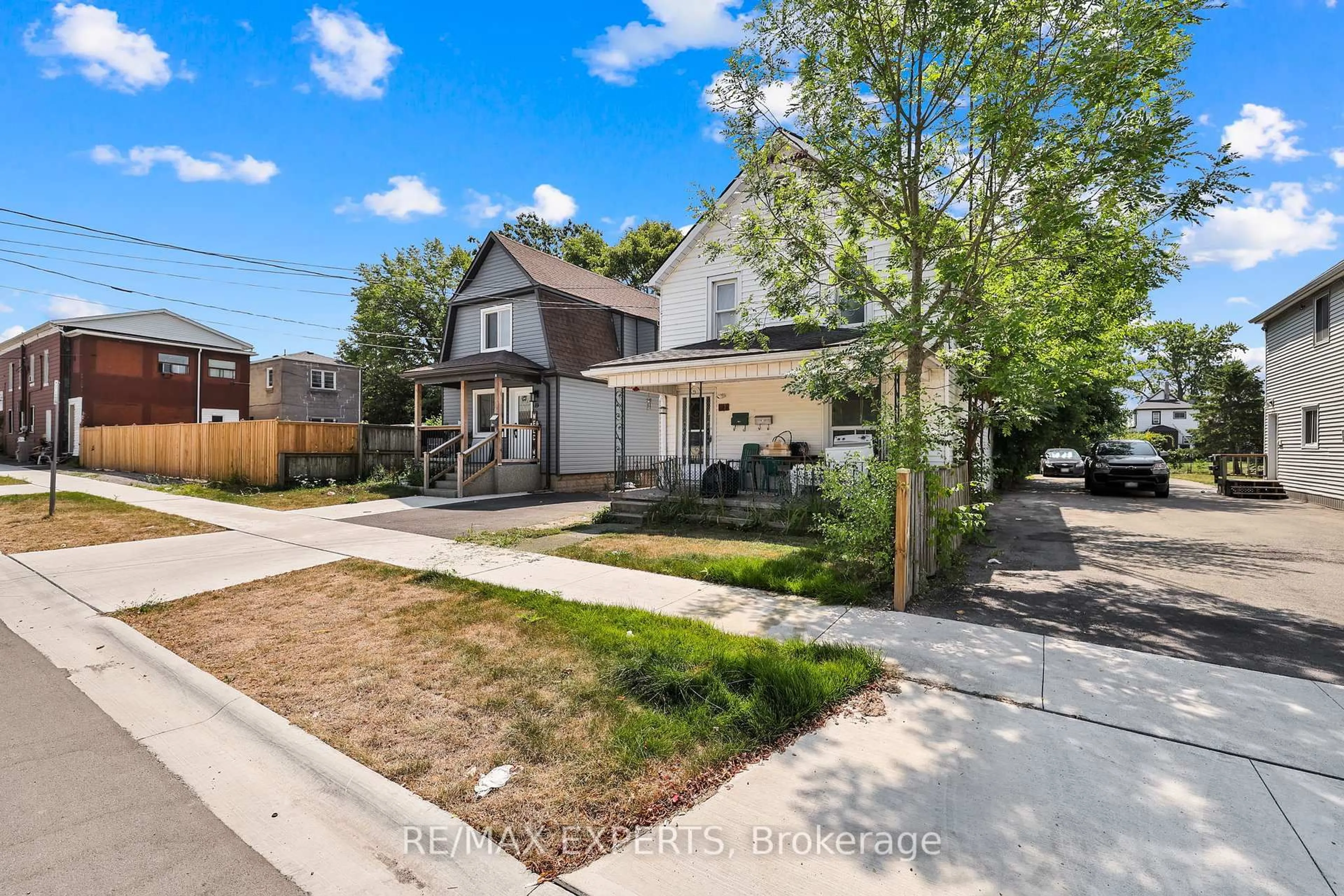 Home with brick exterior material, street for 21 Fifth St, Welland Ontario L3B 4Z4