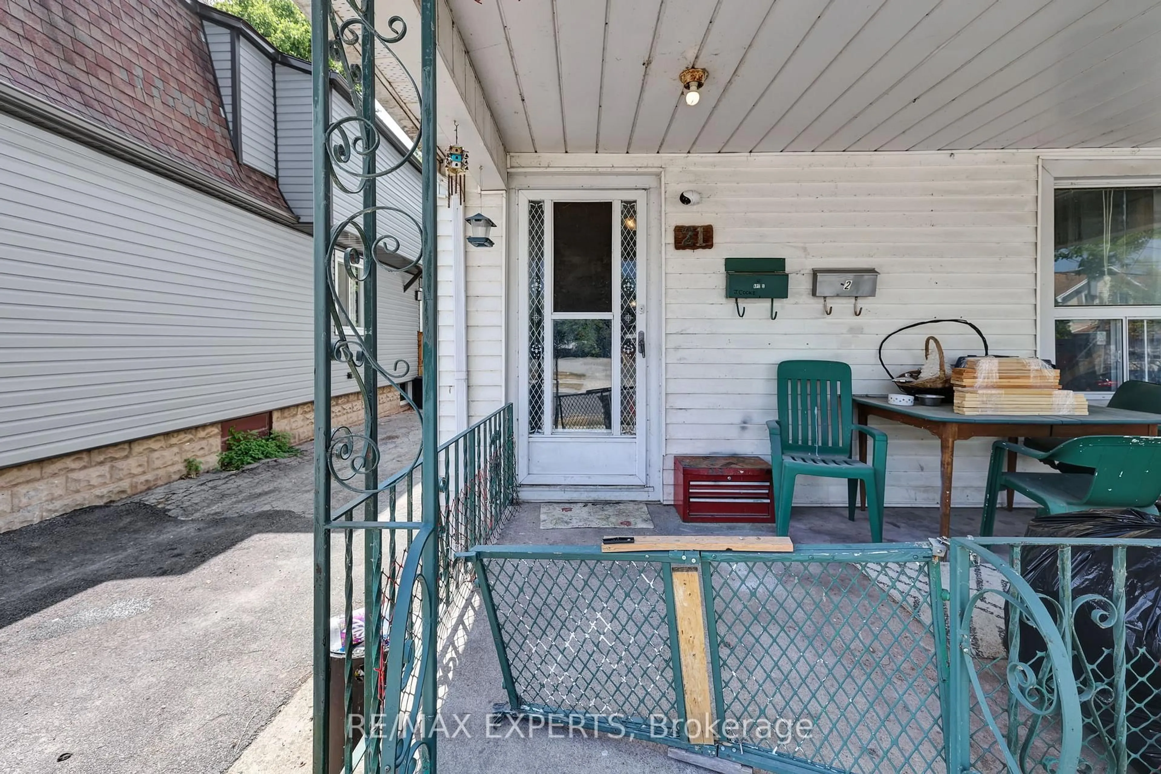 Patio, street for 21 Fifth St, Welland Ontario L3B 4Z4