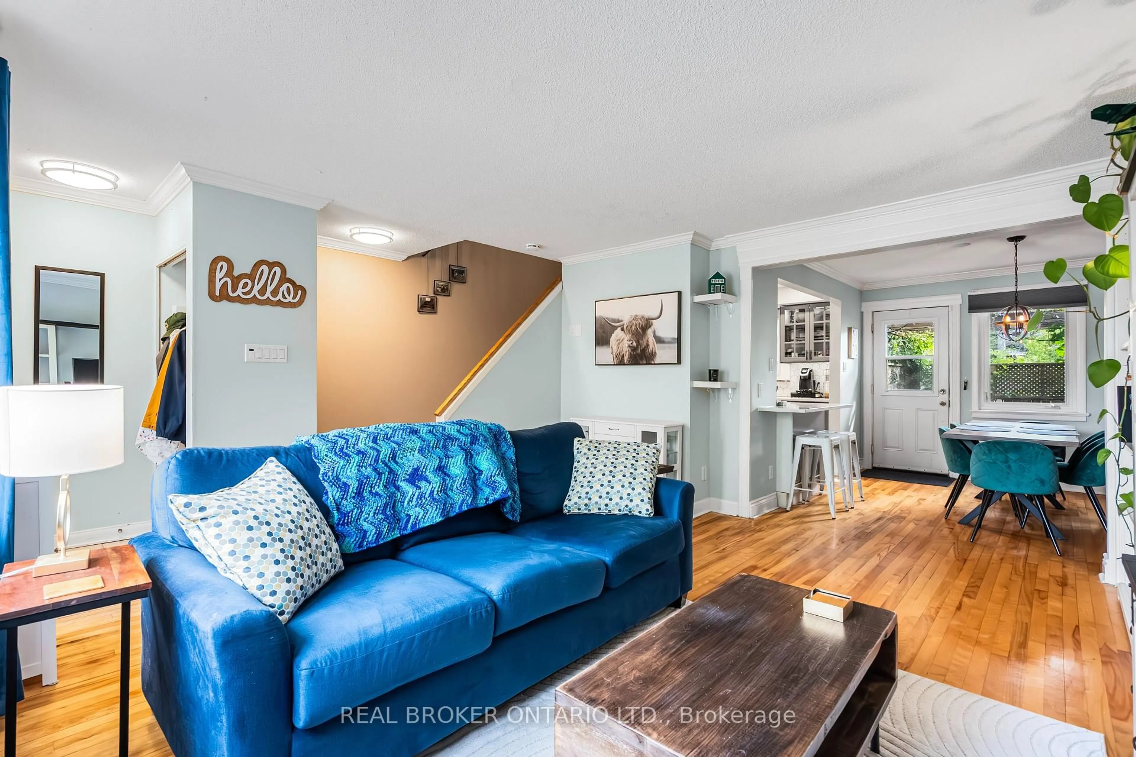Living room with furniture, unknown for 1003 Silver St, Ottawa Ontario K1Z 6H8
