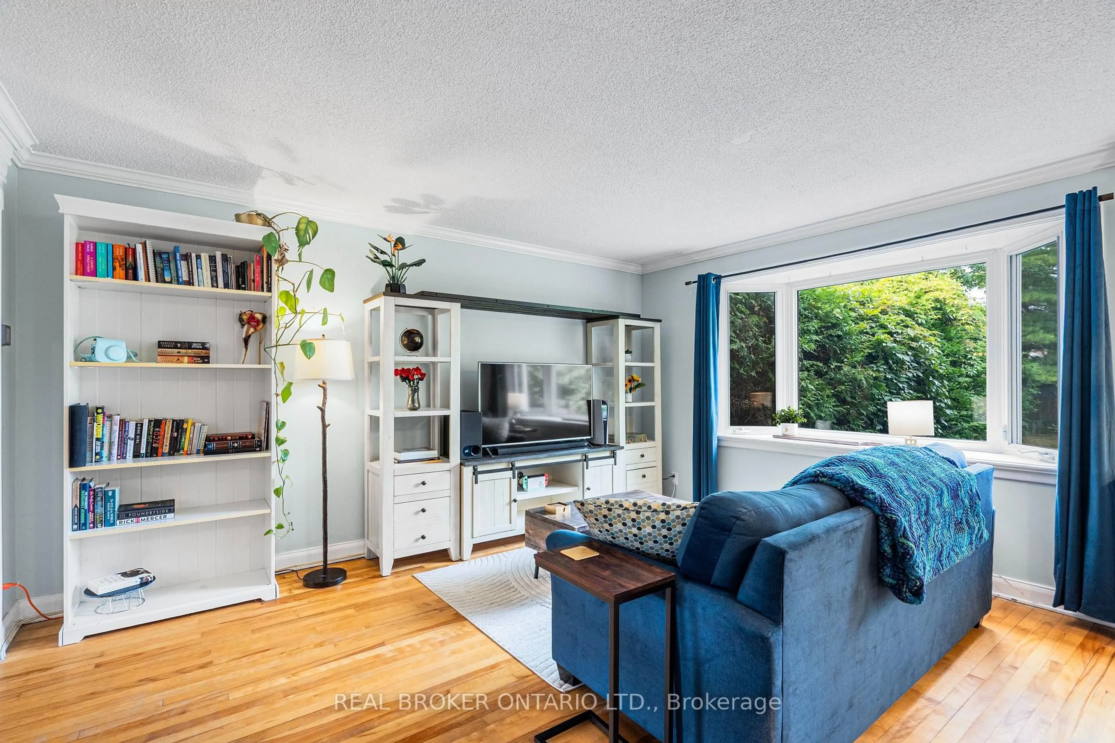Living room with furniture, wood/laminate floor for 1003 Silver St, Ottawa Ontario K1Z 6H8