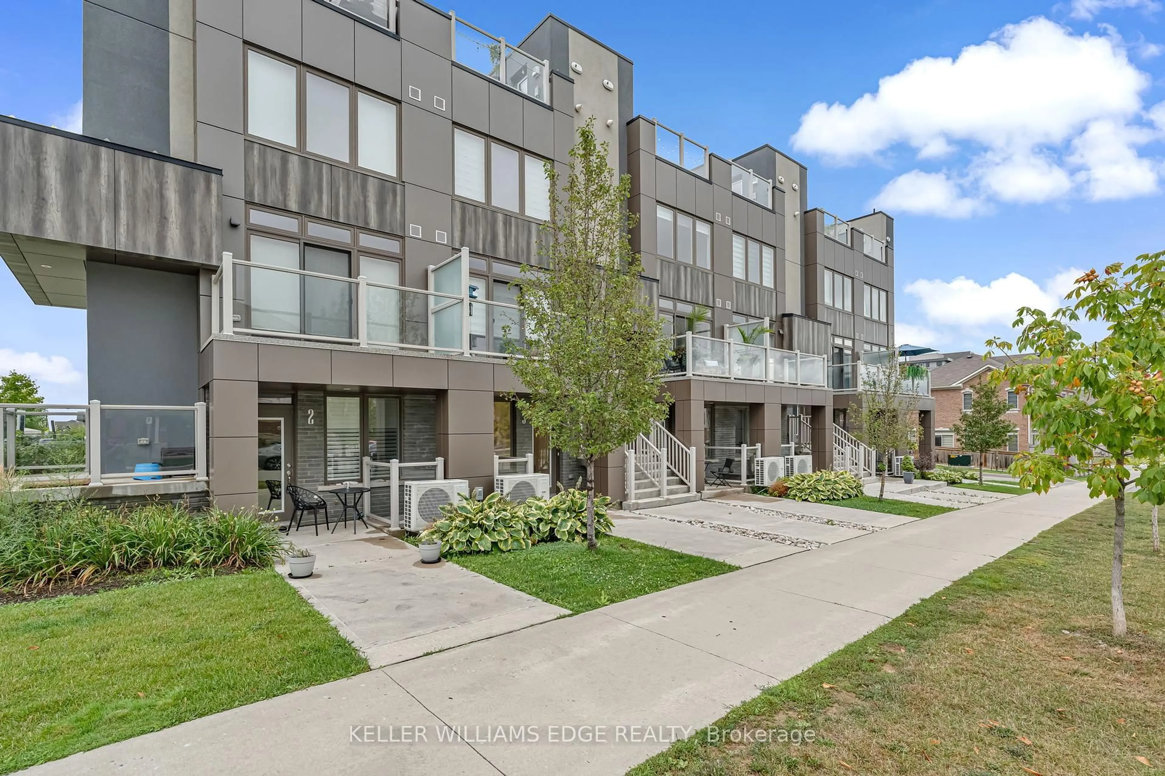 Patio, street for 261 Skinner Rd #3, Hamilton Ontario L8B 1W6