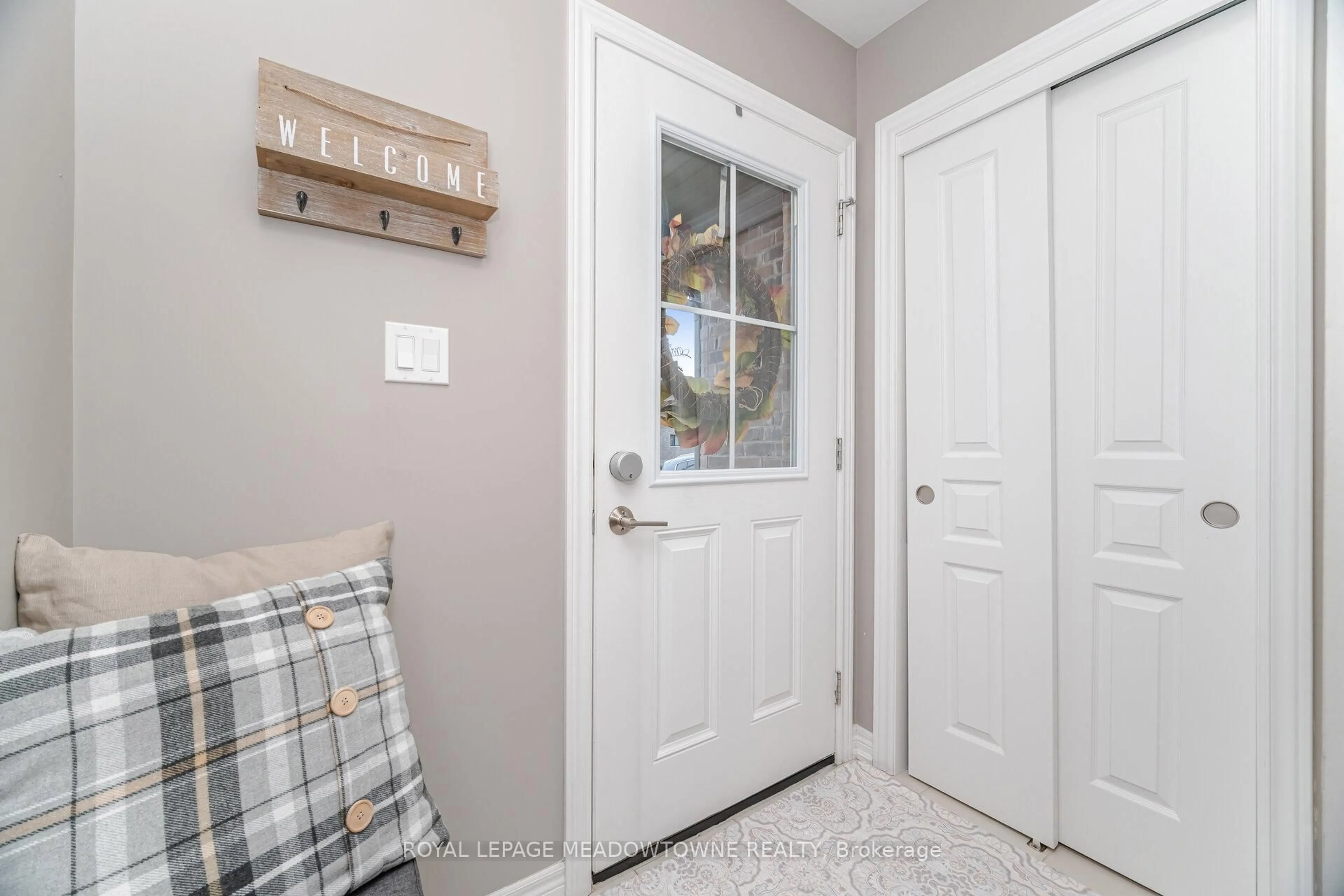 Indoor entryway for 6338 Shapton Cres, Niagara Falls Ontario L2H 0L9