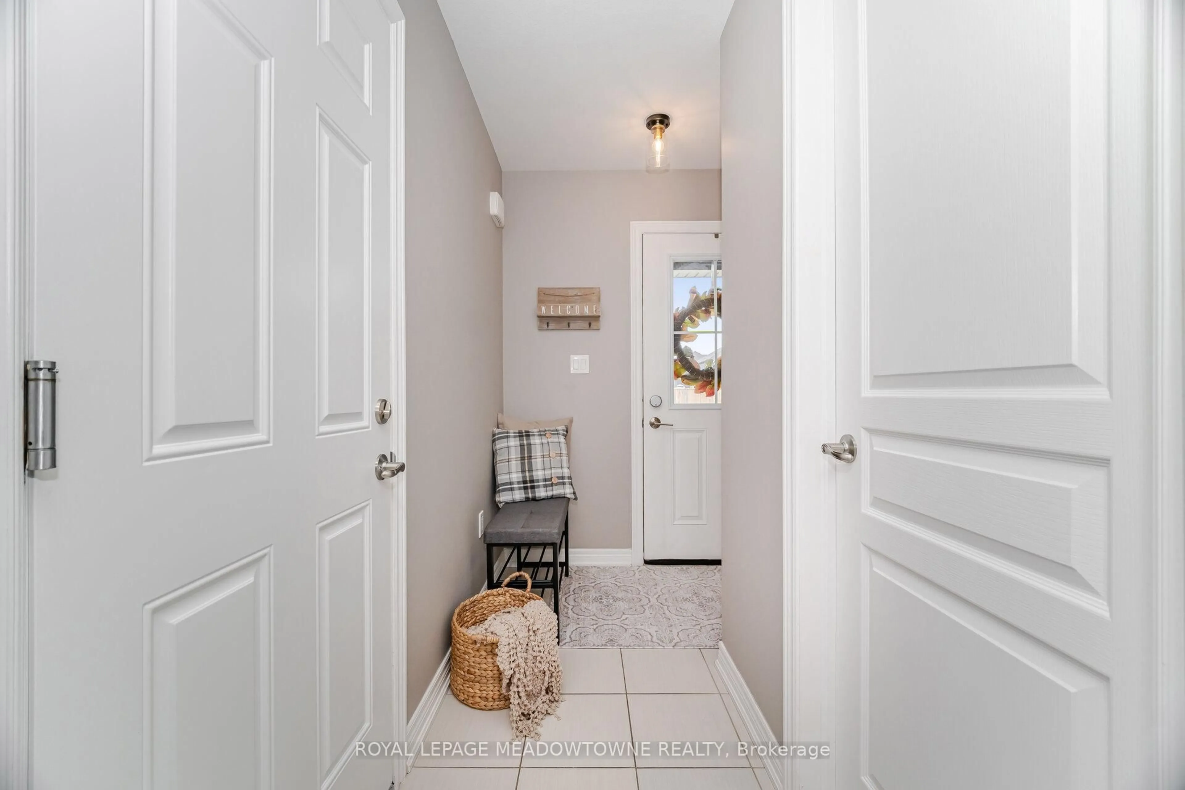 Indoor entryway for 6338 Shapton Cres, Niagara Falls Ontario L2H 0L9