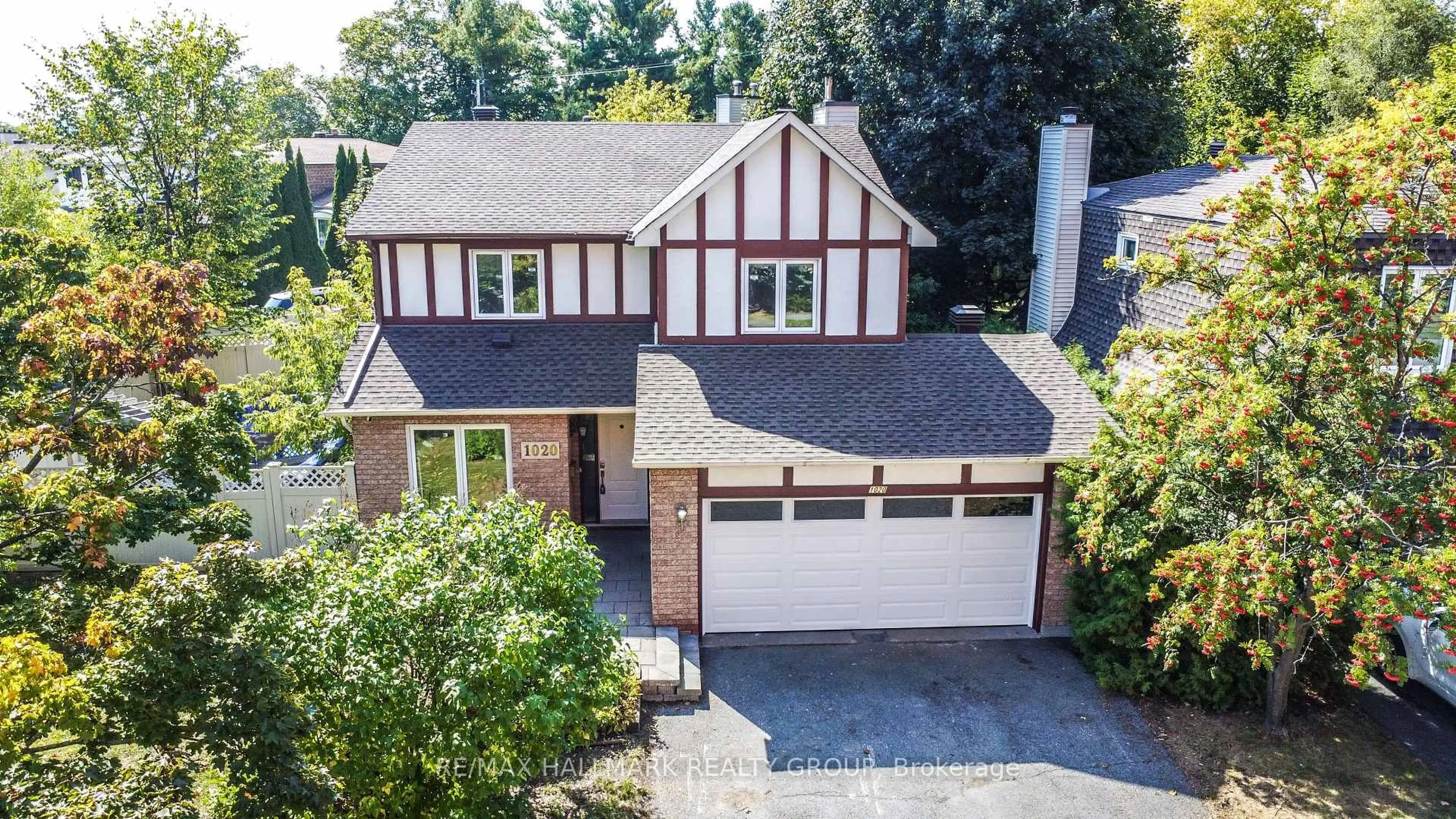 A pic from outside/outdoor area/front of a property/back of a property/a pic from drone, street for 1020 Grenon Ave, Ottawa Ontario K2B 8L8