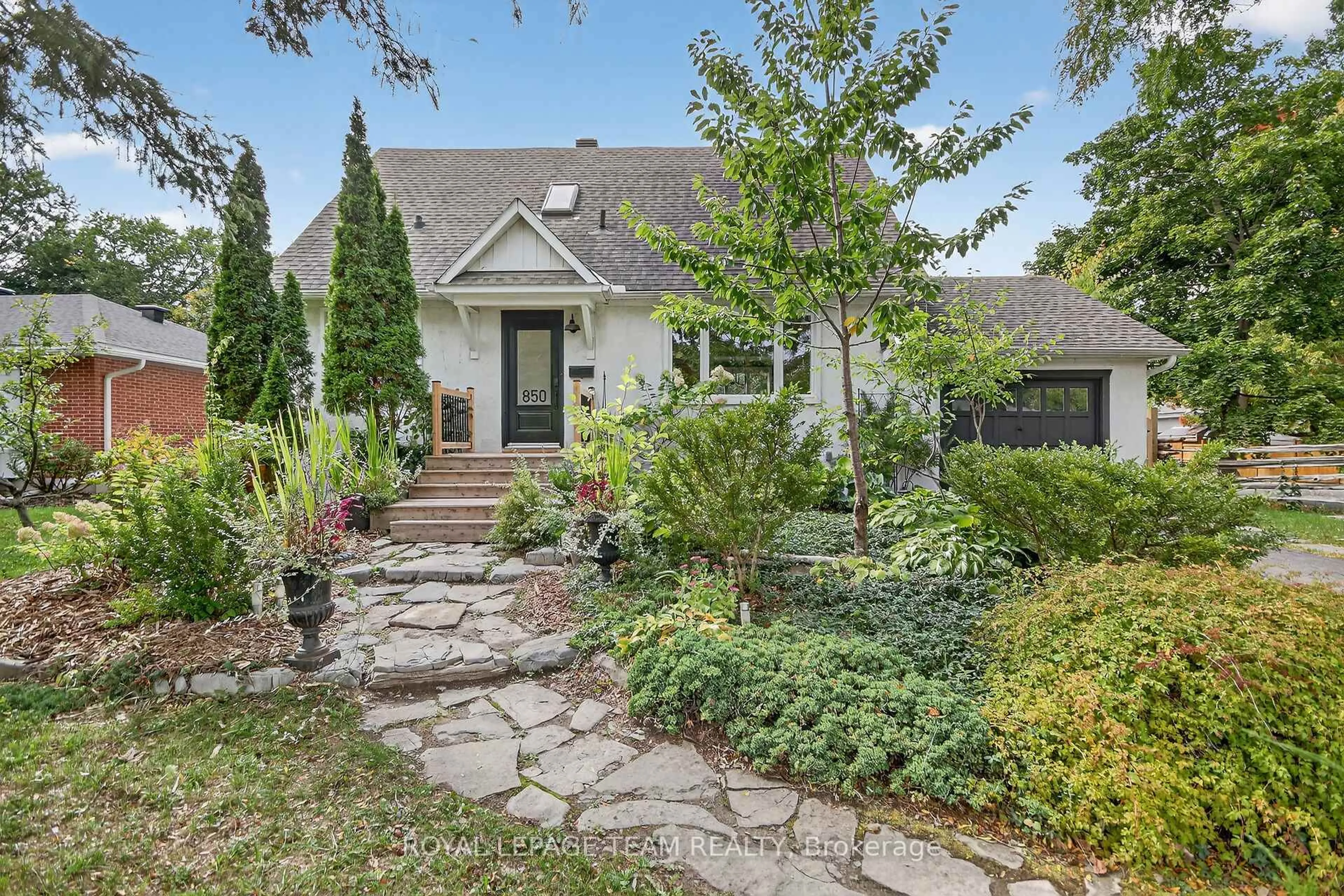 Home with brick exterior material, street for 850 Rex Ave, Ottawa Ontario K2A 2P7