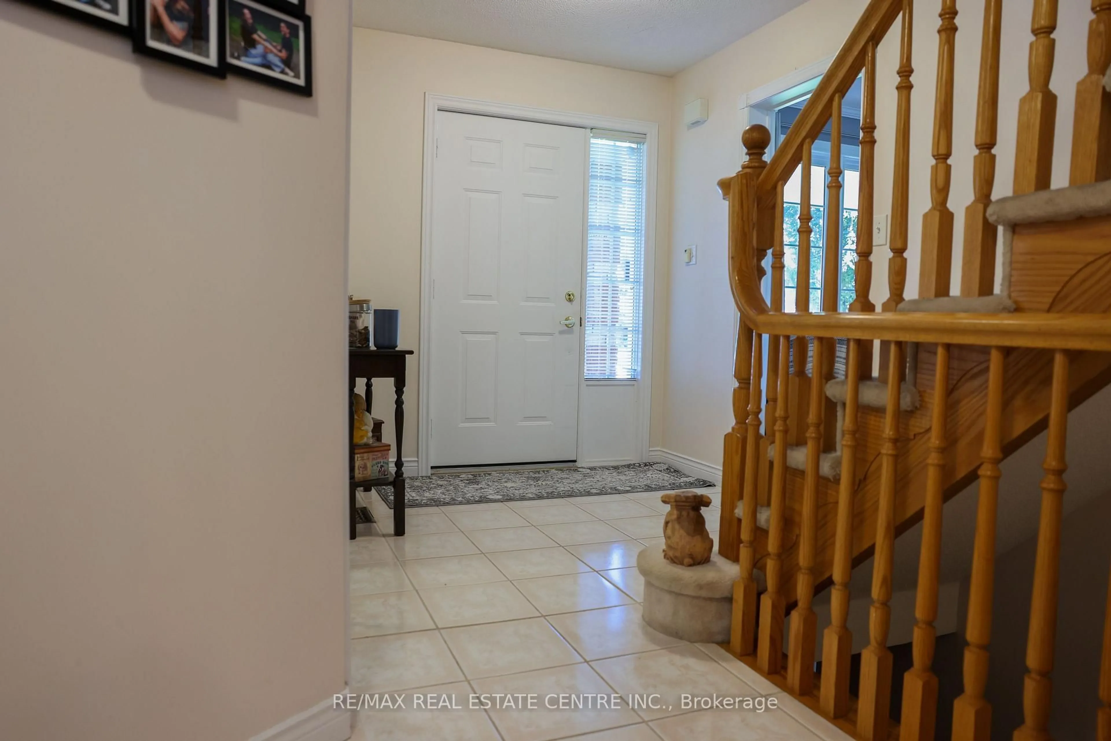 Indoor entryway for 119 Hume Dr, Cambridge Ontario N1T 1N3