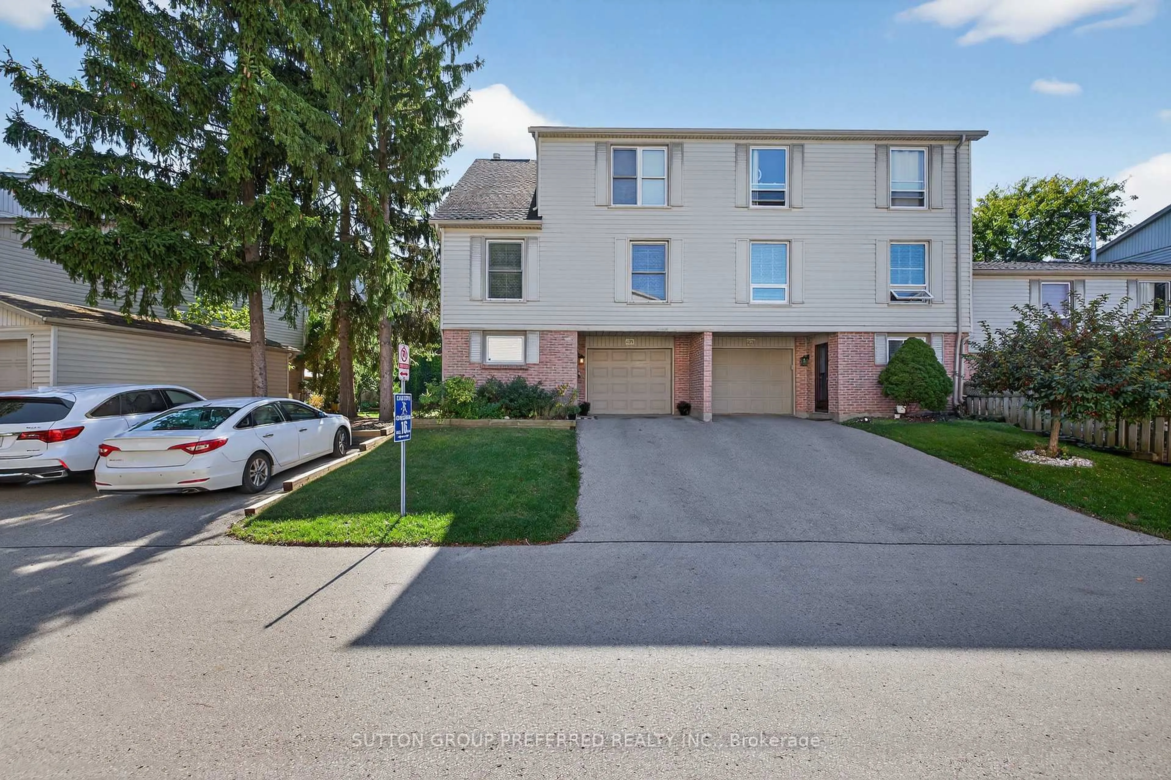 A pic from outside/outdoor area/front of a property/back of a property/a pic from drone, street for 405 Everglade Cres, London North Ontario N6H 4M8