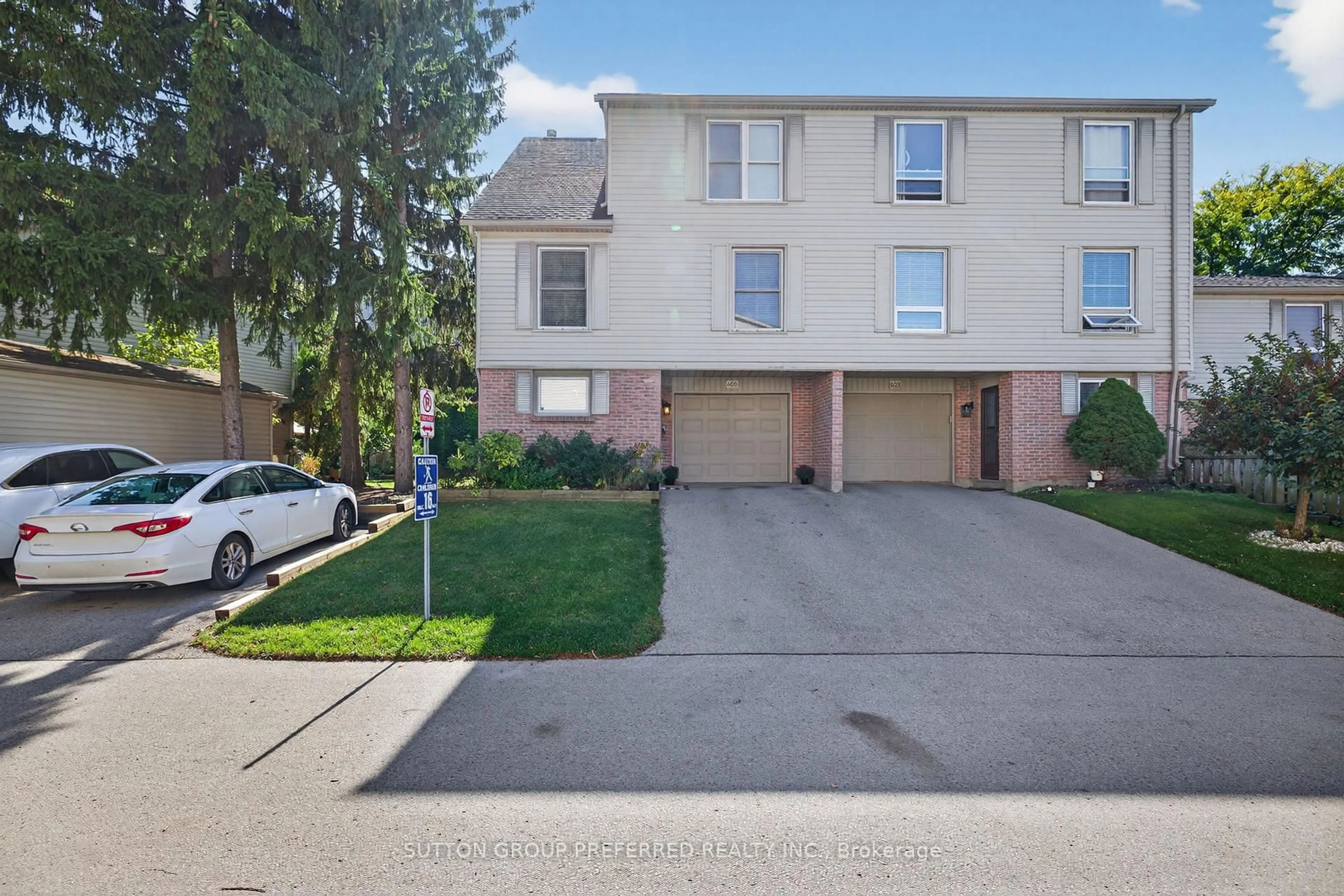 A pic from outside/outdoor area/front of a property/back of a property/a pic from drone, street for 405 Everglade Cres, London North Ontario N6H 4M8