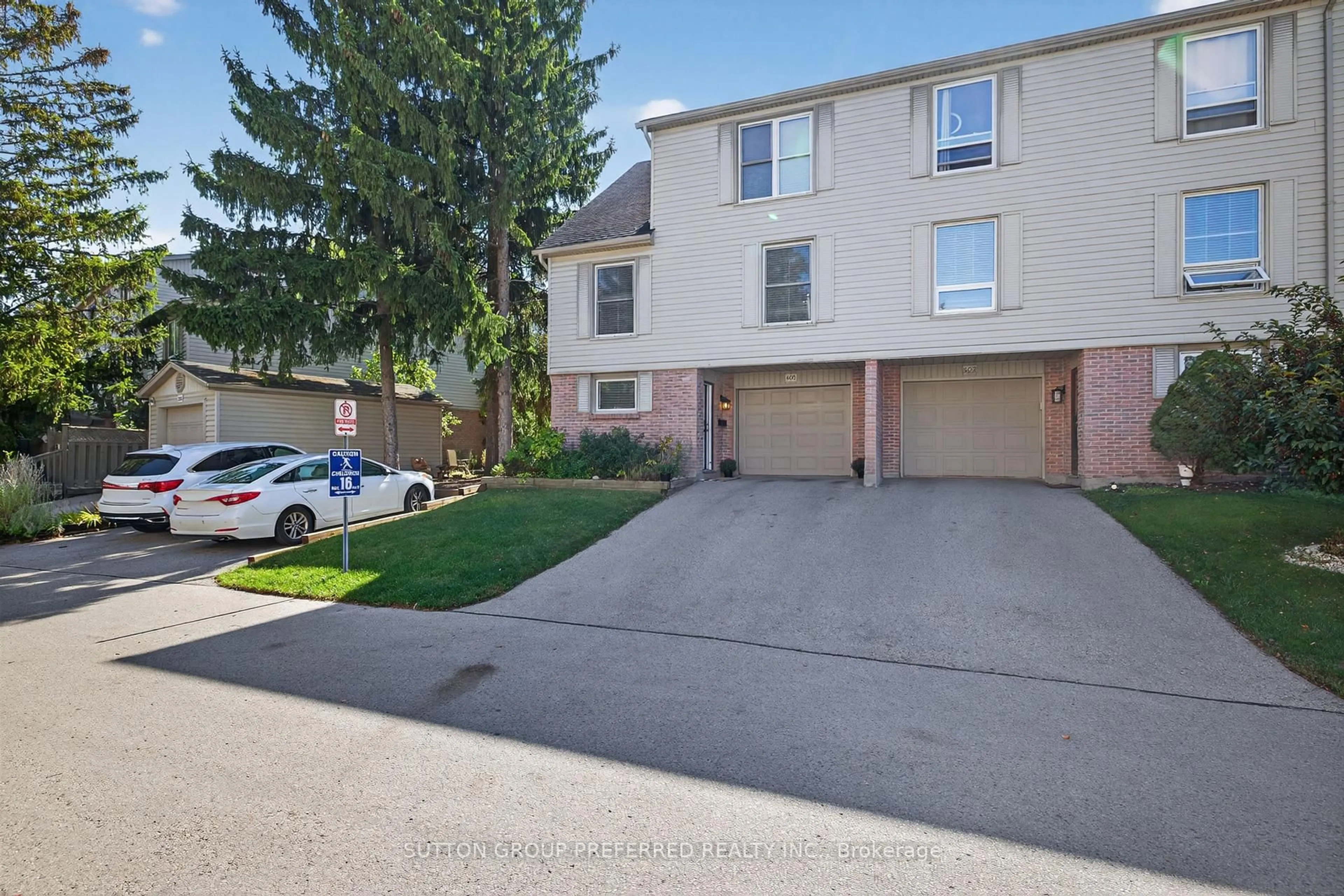 A pic from outside/outdoor area/front of a property/back of a property/a pic from drone, street for 405 Everglade Cres, London North Ontario N6H 4M8