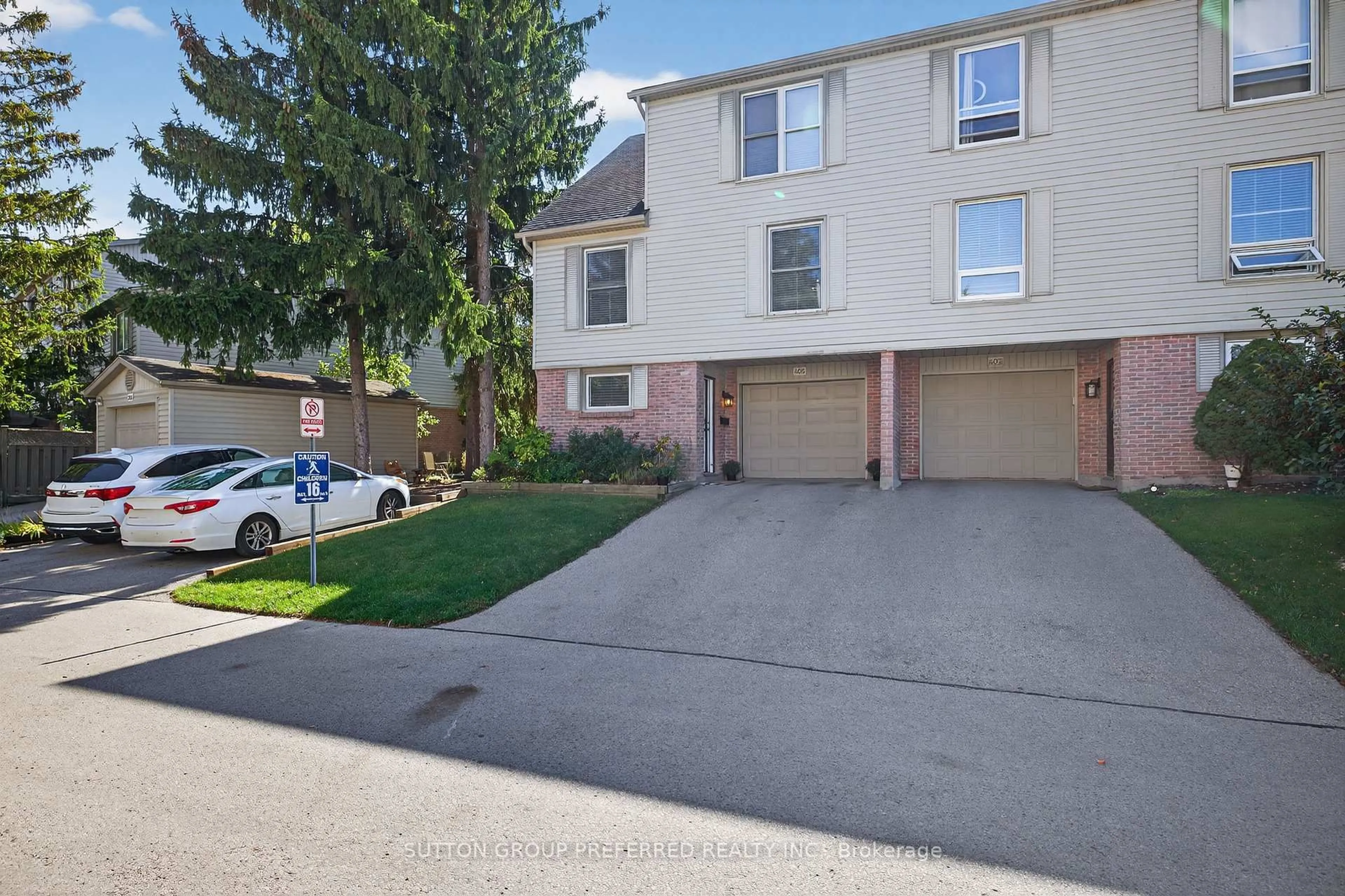 A pic from outside/outdoor area/front of a property/back of a property/a pic from drone, street for 405 Everglade Cres, London North Ontario N6H 4M8