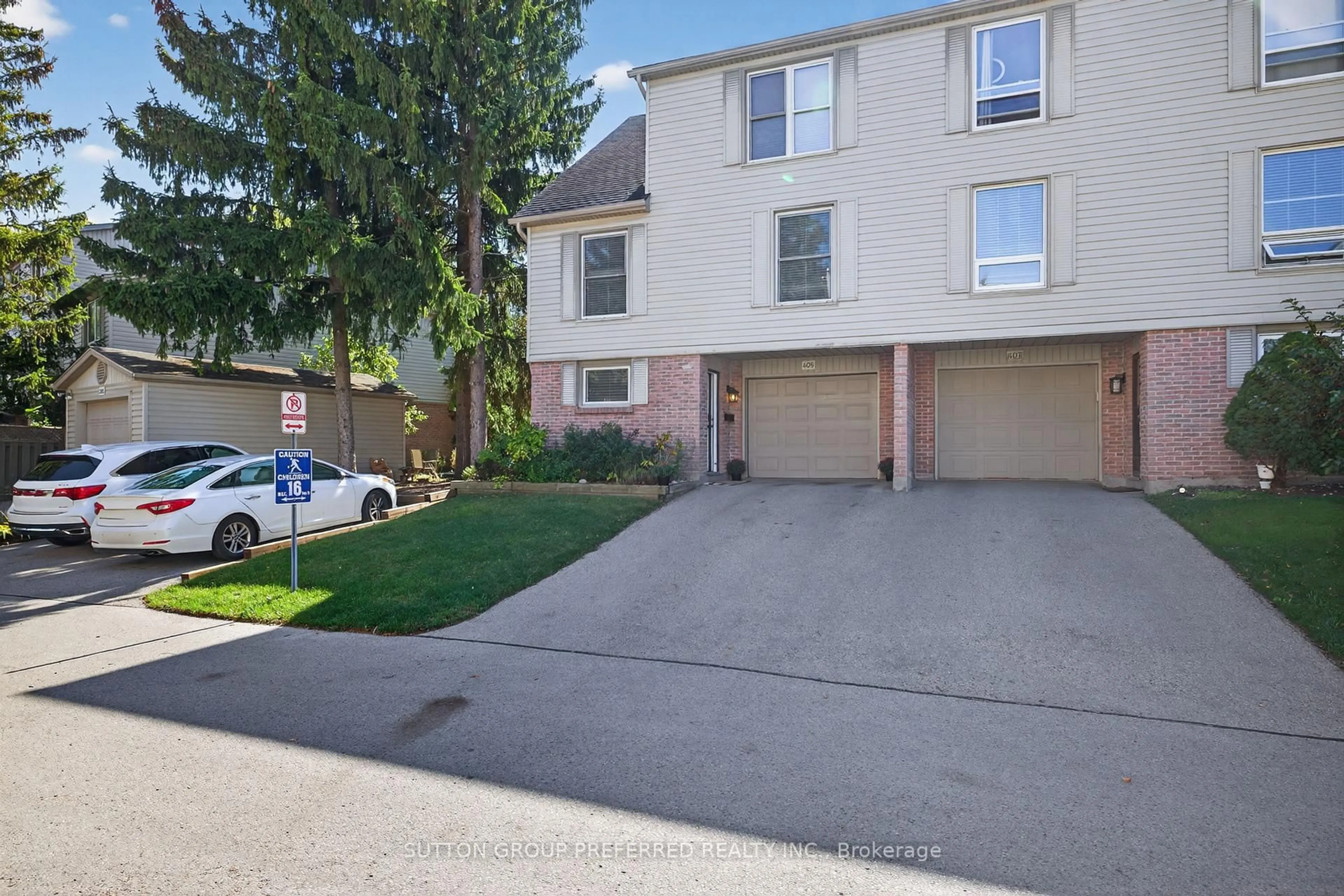A pic from outside/outdoor area/front of a property/back of a property/a pic from drone, street for 405 Everglade Cres, London North Ontario N6H 4M8