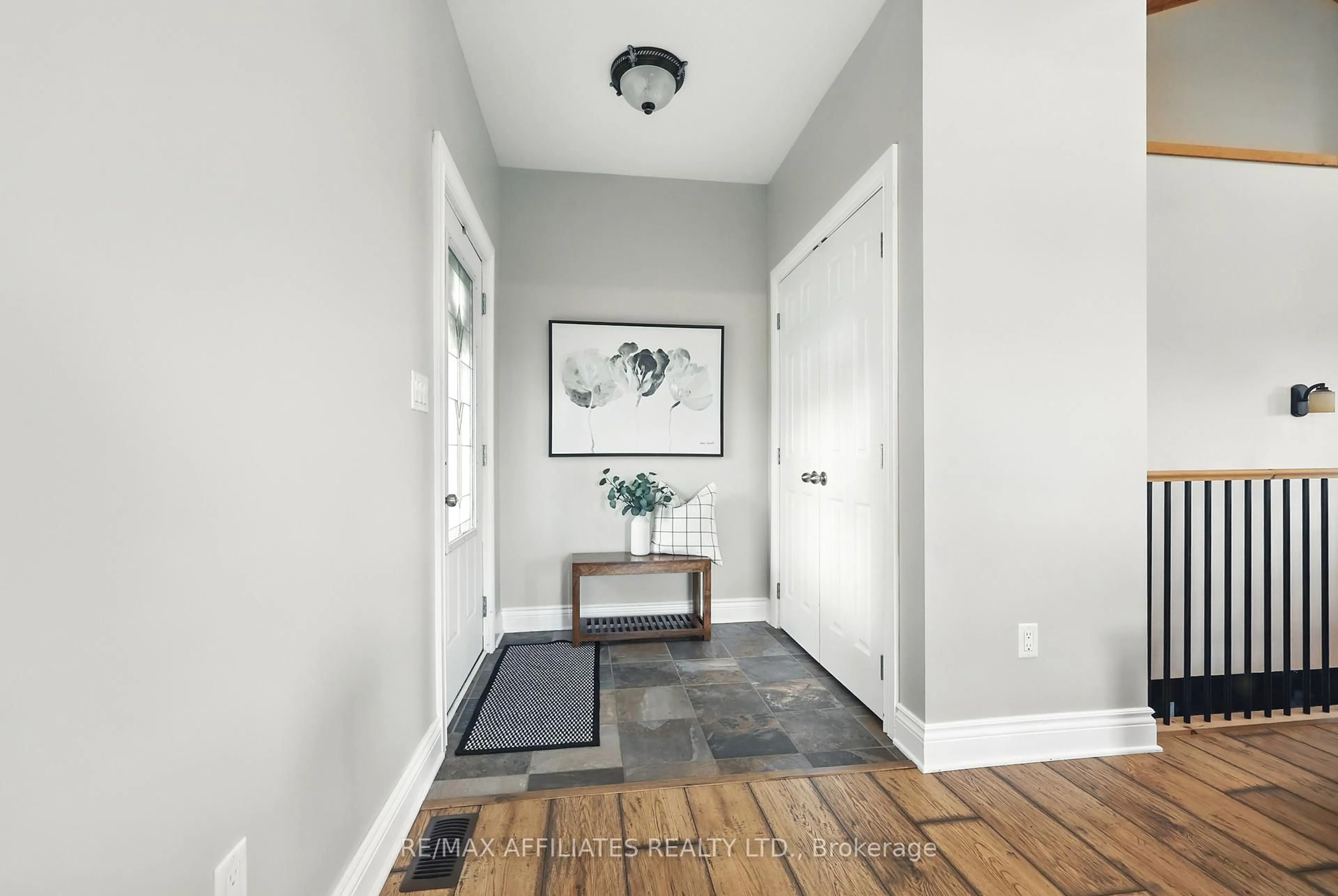 Indoor entryway for 315 Gemmell Rd, Merrickville-Wolford Ontario K0G 1G0
