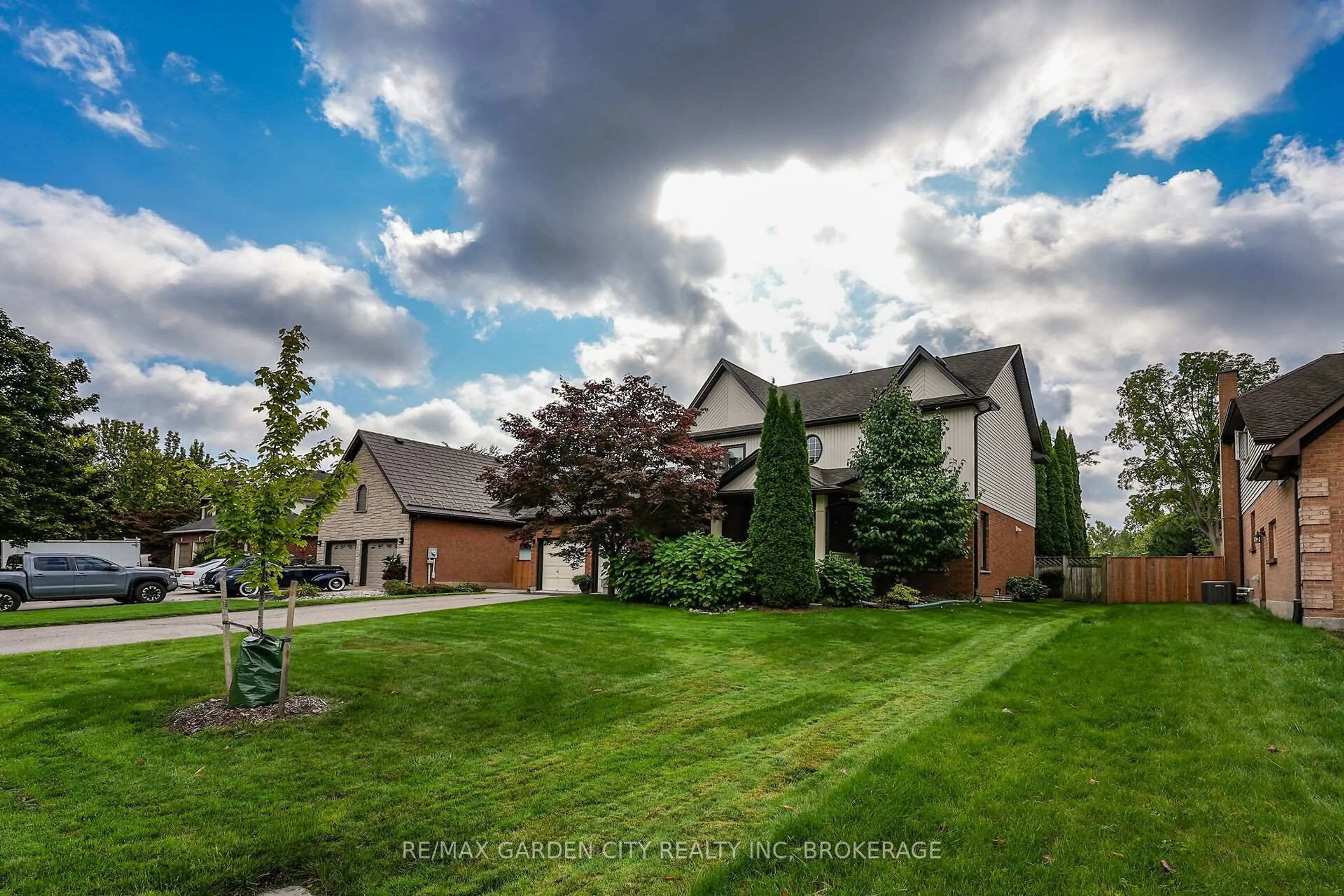 A pic from outside/outdoor area/front of a property/back of a property/a pic from drone, unknown for 8 Steflar St, Pelham Ontario L0S 1E4
