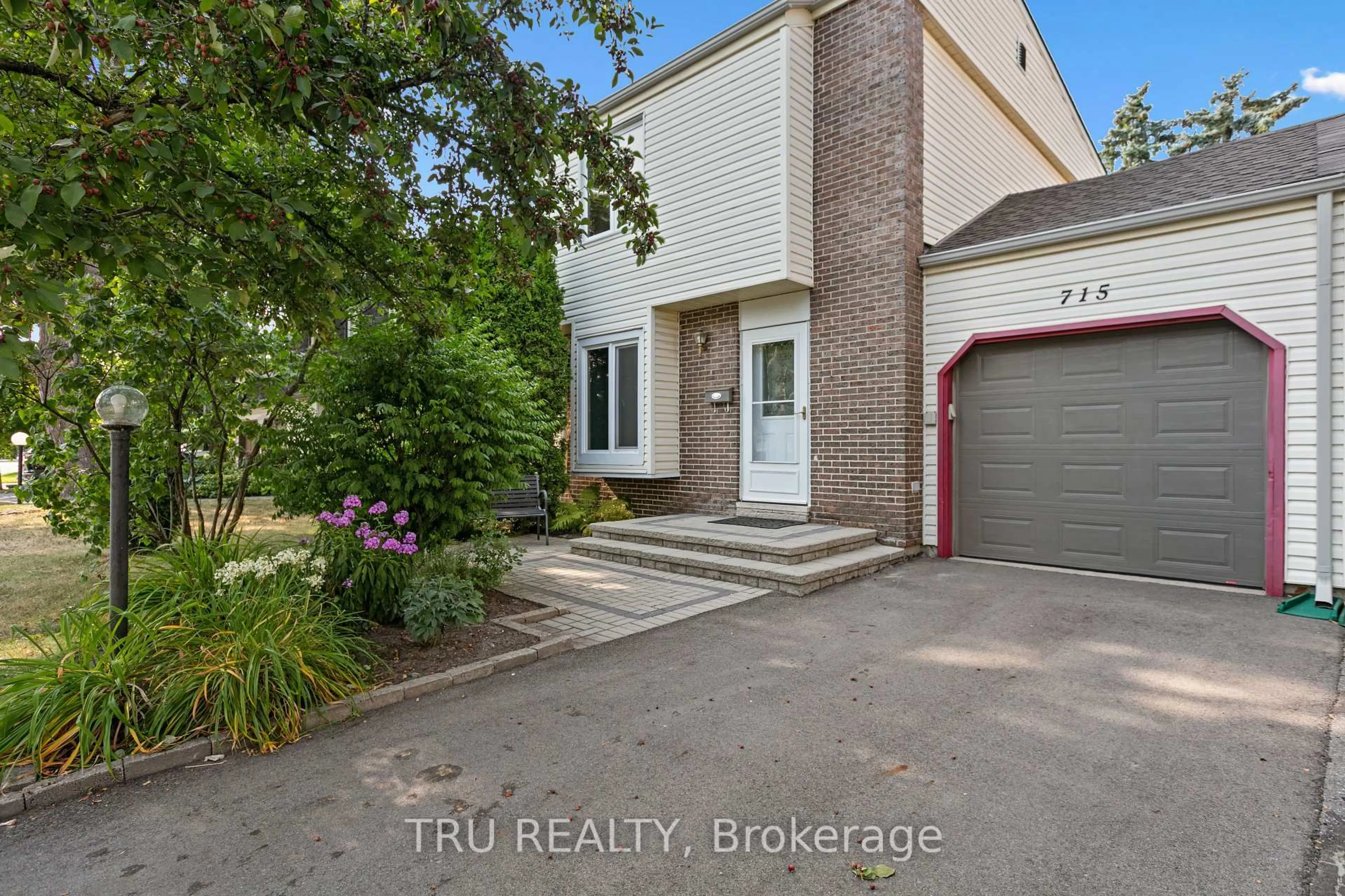 A pic from outside/outdoor area/front of a property/back of a property/a pic from drone, street for 715 Mooneys Bay Pl, Ottawa Ontario K1V 8W4