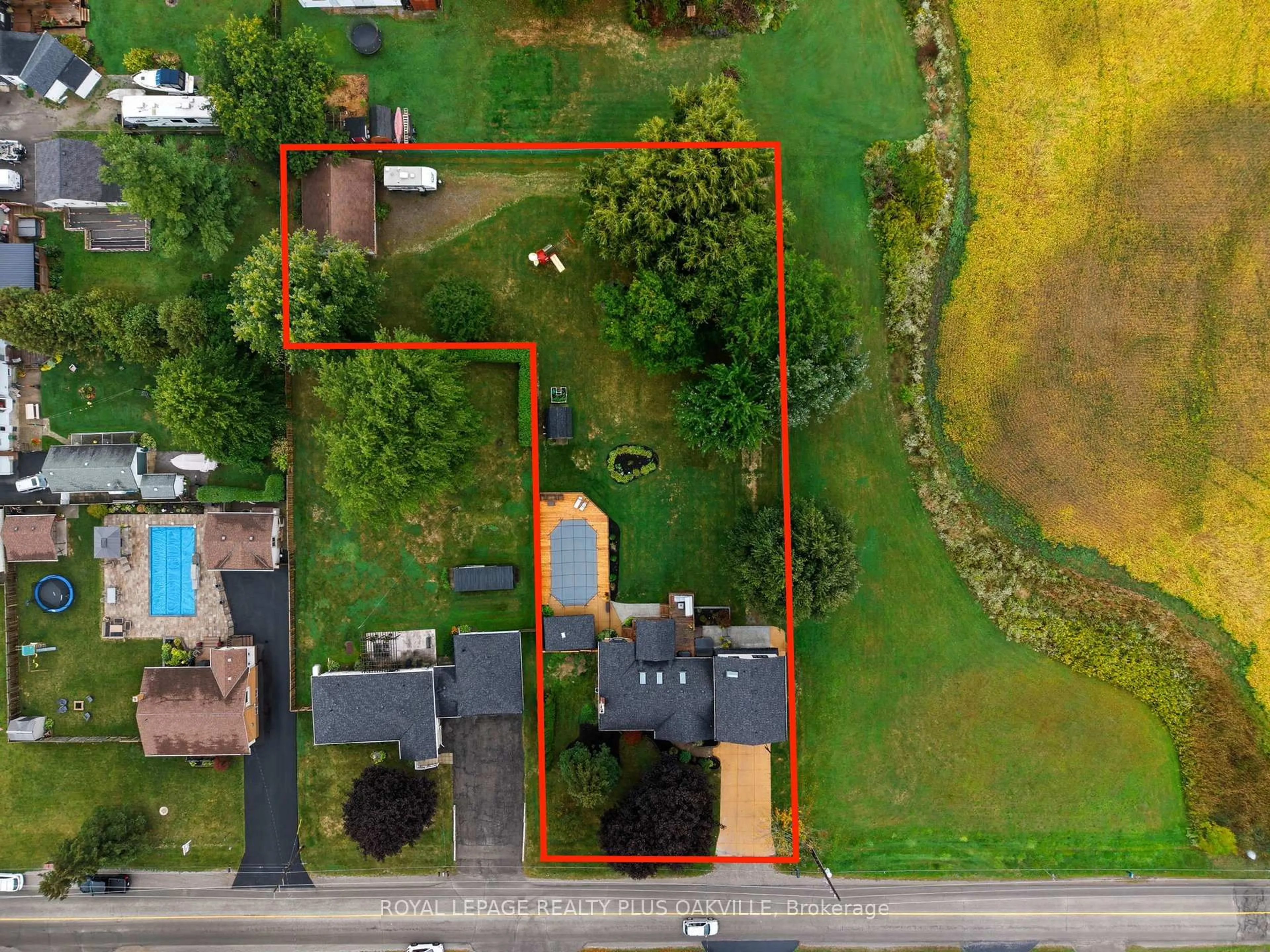 A pic from outside/outdoor area/front of a property/back of a property/a pic from drone, street for 9904 Dickenson Rd, Hamilton Ontario L0R 1W0