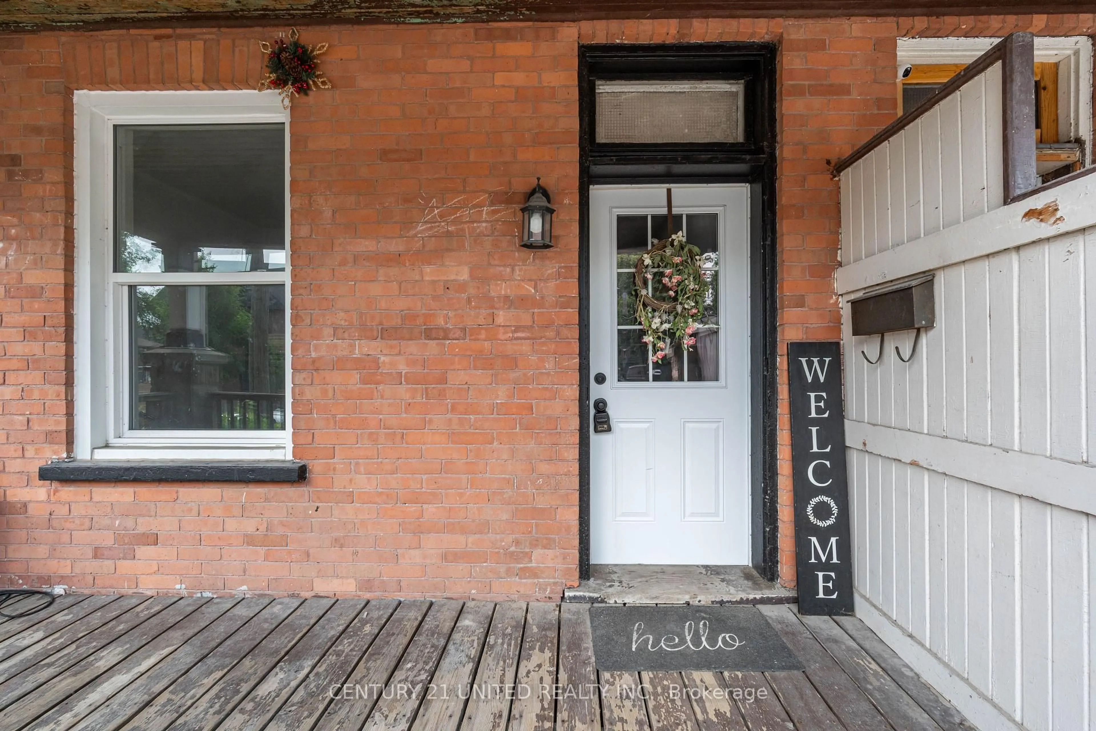 Indoor entryway for 276 Dalhousie St, Peterborough Central Ontario K9J 2M4