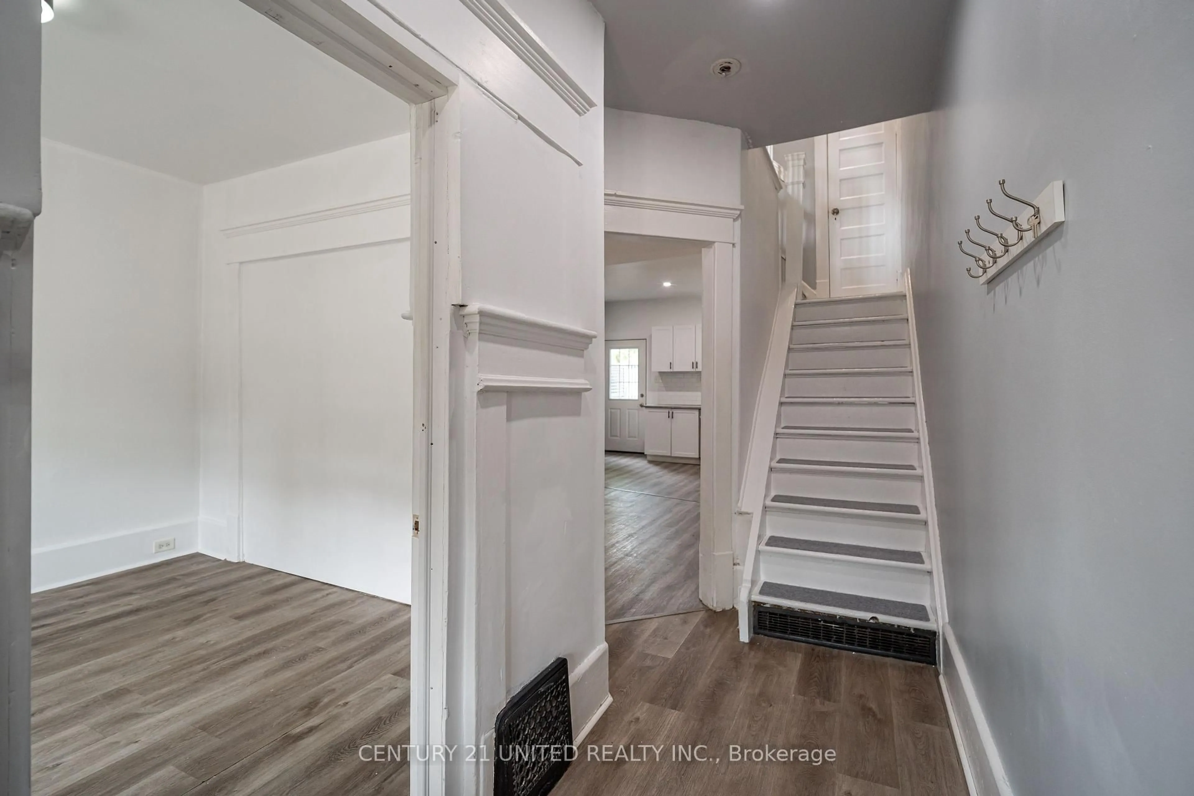 Indoor entryway for 276 Dalhousie St, Peterborough Central Ontario K9J 2M4
