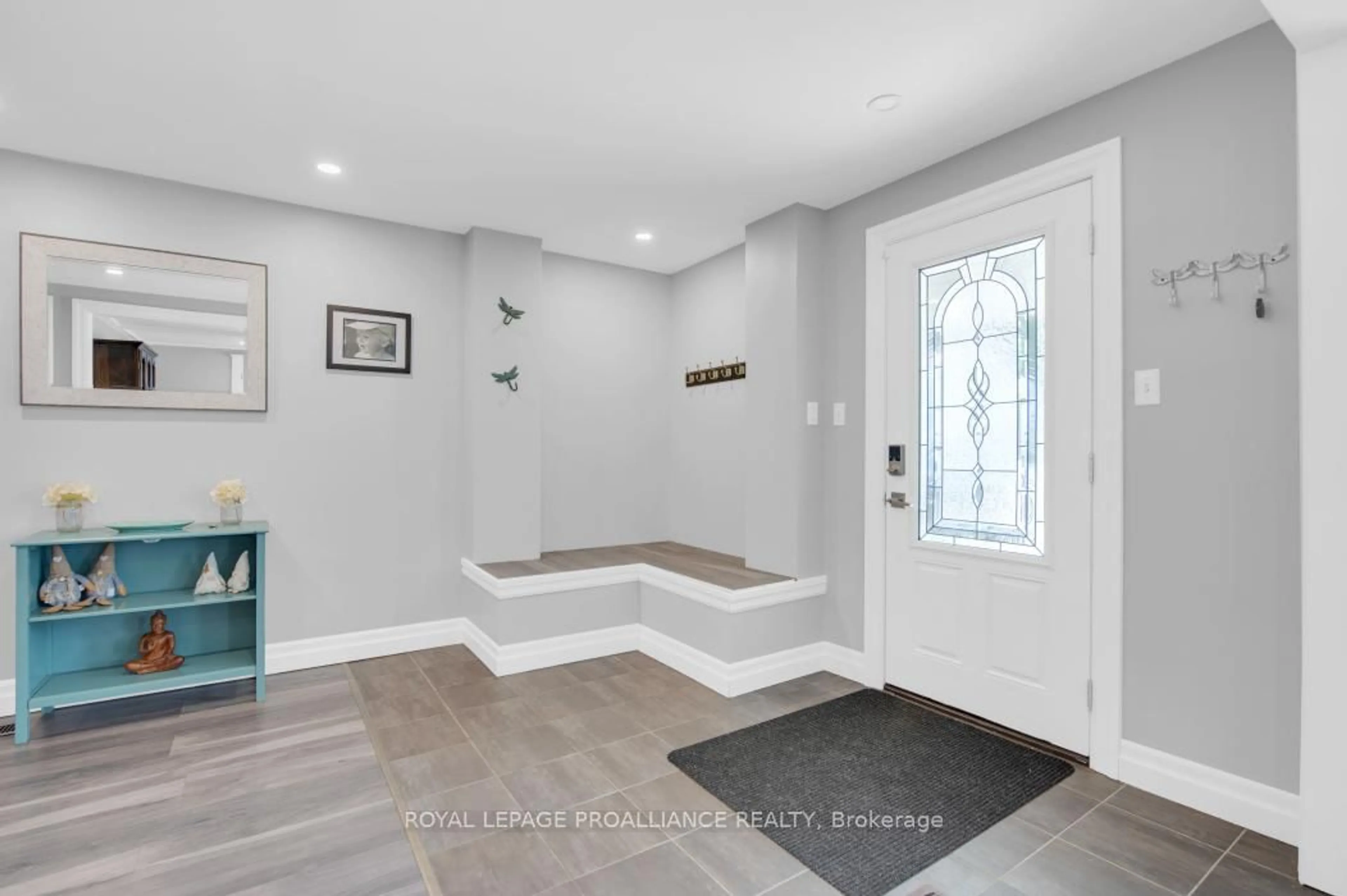 Indoor entryway for 355 Metcalf St, Tweed Ontario K0K 3J0