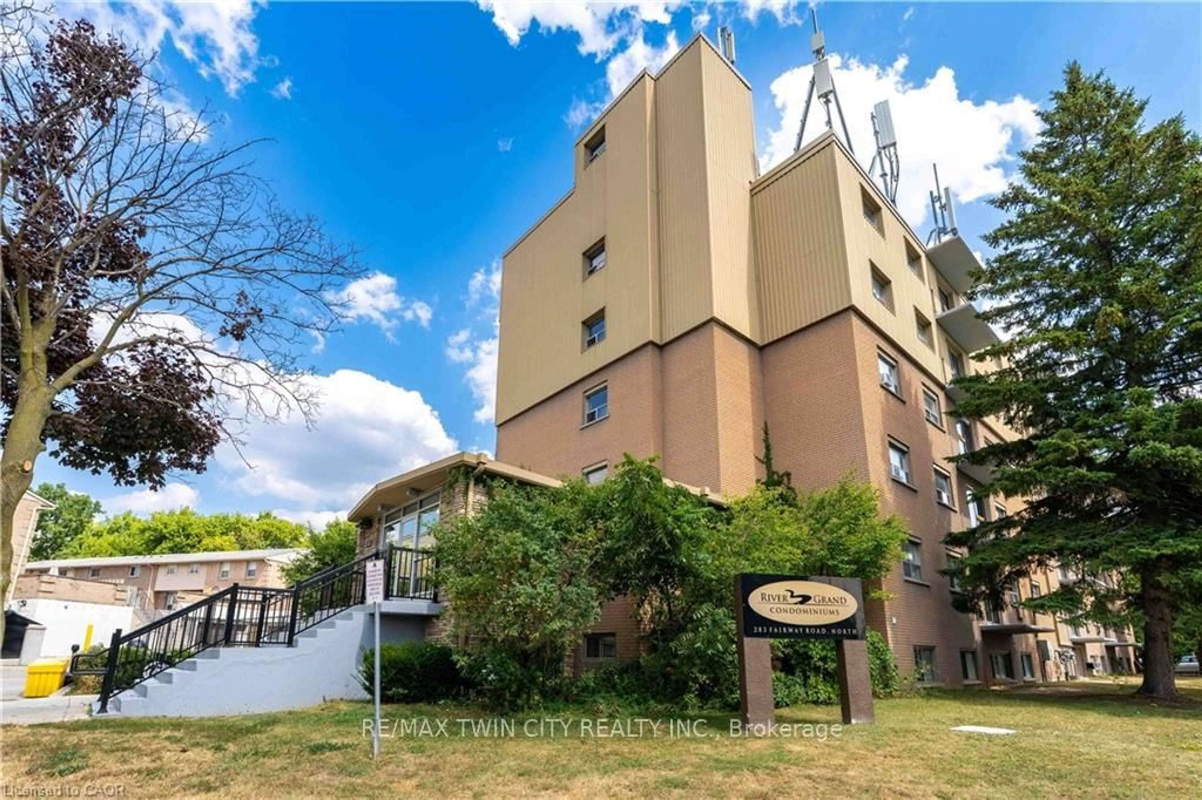 Patio, building for 283 Fairway Rd #101, Kitchener Ontario N2A 2P1