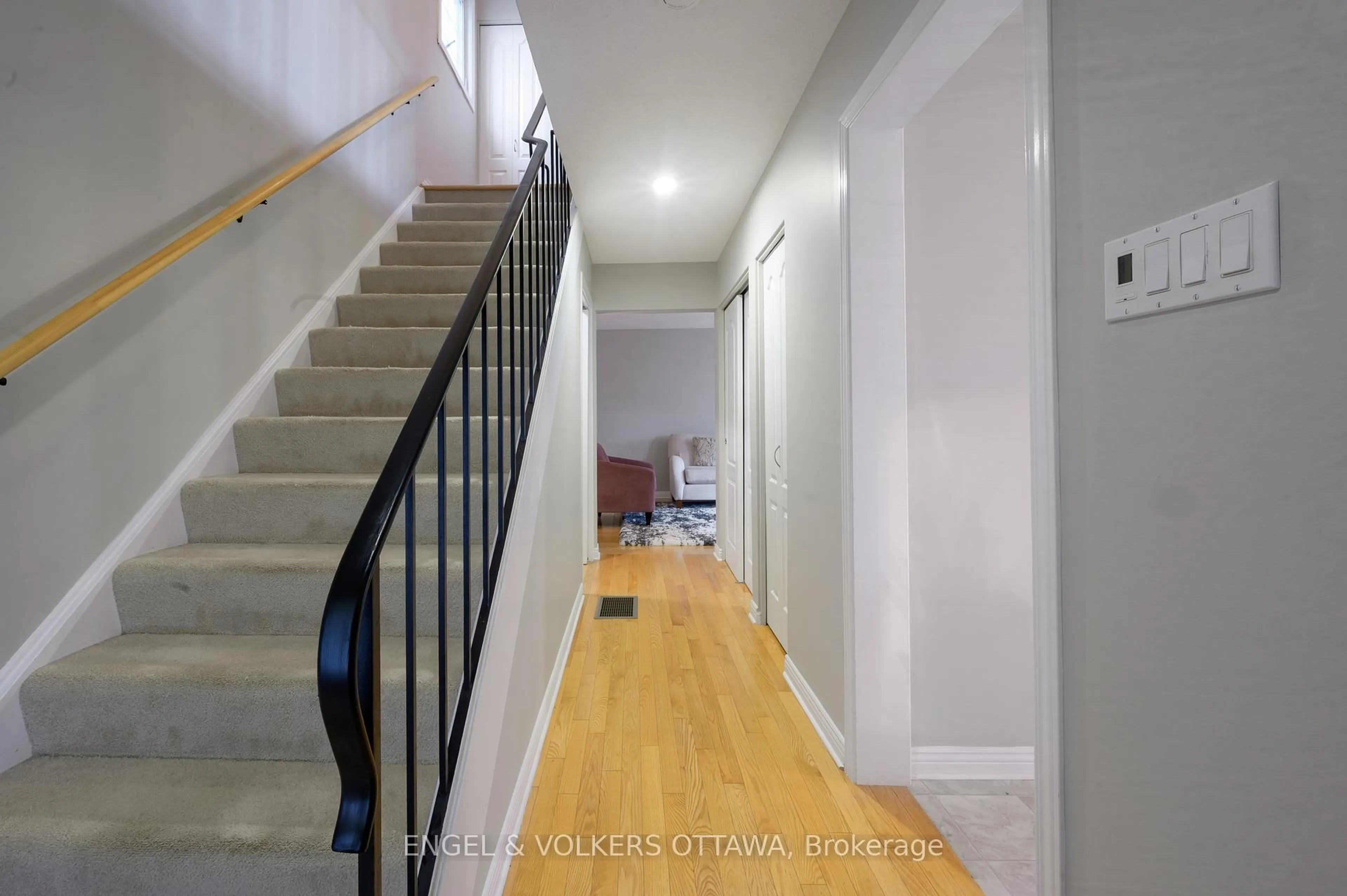 Indoor foyer for 355 Kintyre Private, Ottawa Ontario K2C 3M6