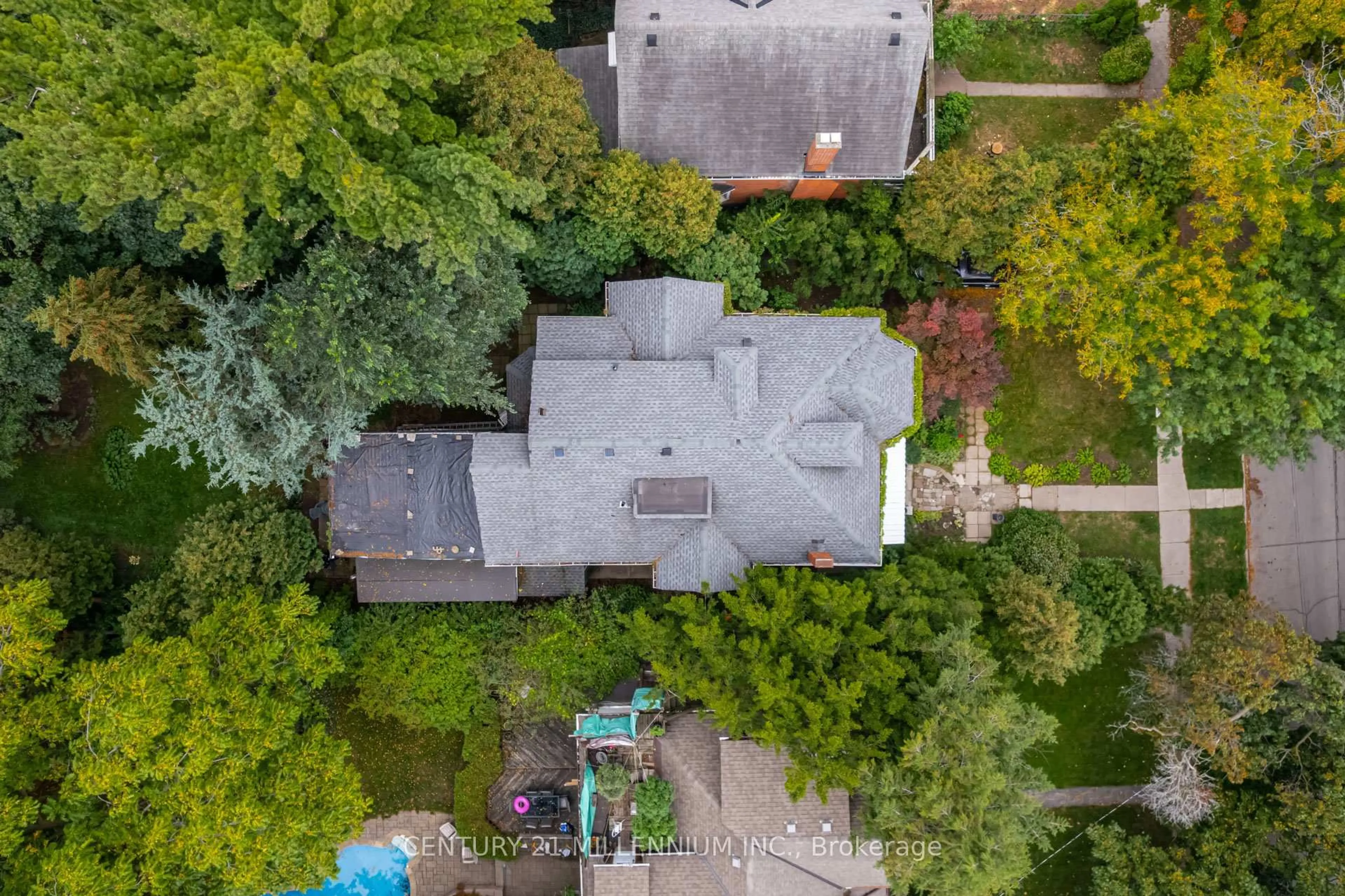 A pic from outside/outdoor area/front of a property/back of a property/a pic from drone, unknown for 99 Blake St, Hamilton Ontario L8M 2S7