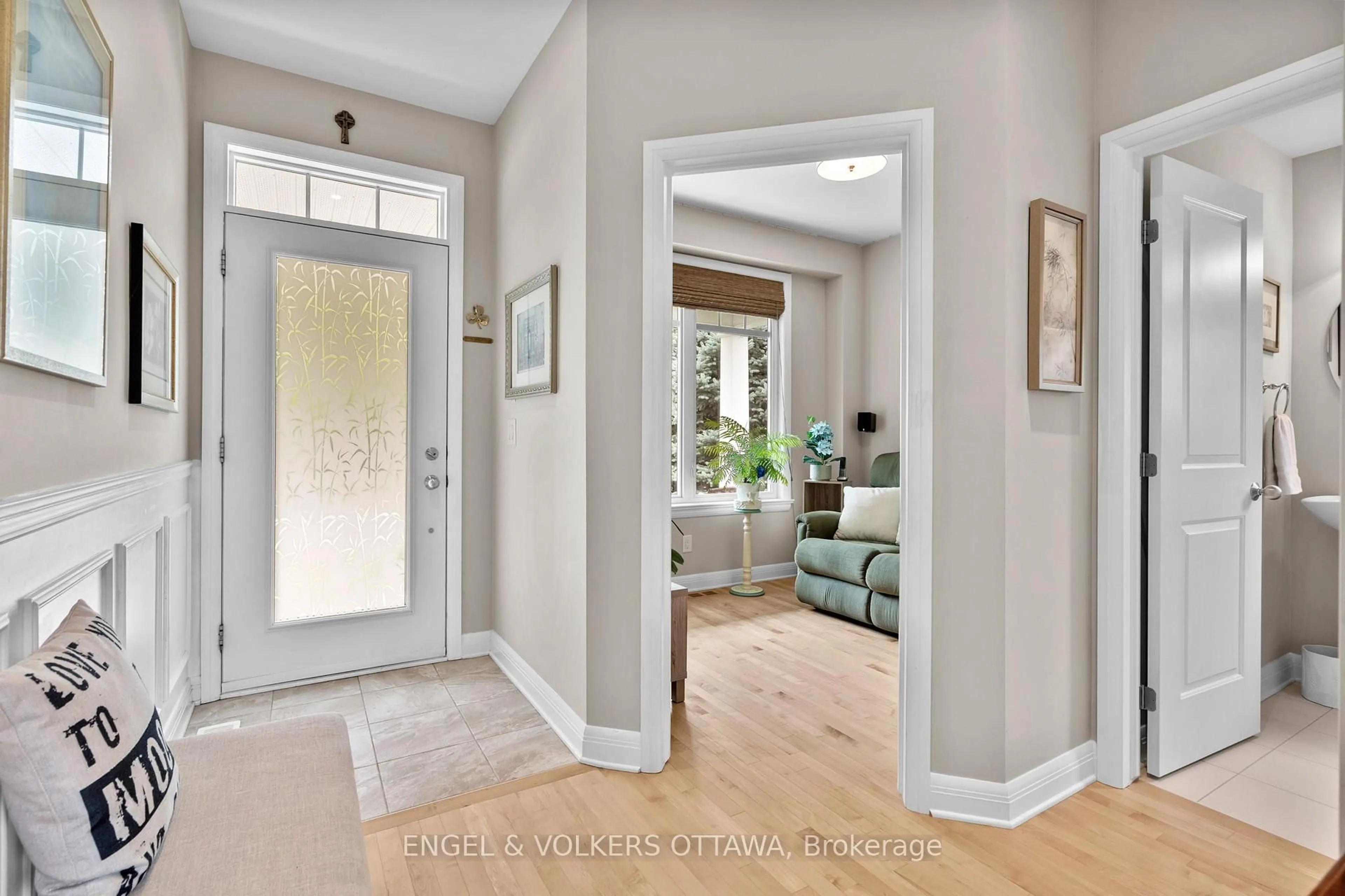 Indoor entryway for 27 Esquimault Ave, Ottawa Ontario K2H 6Z4