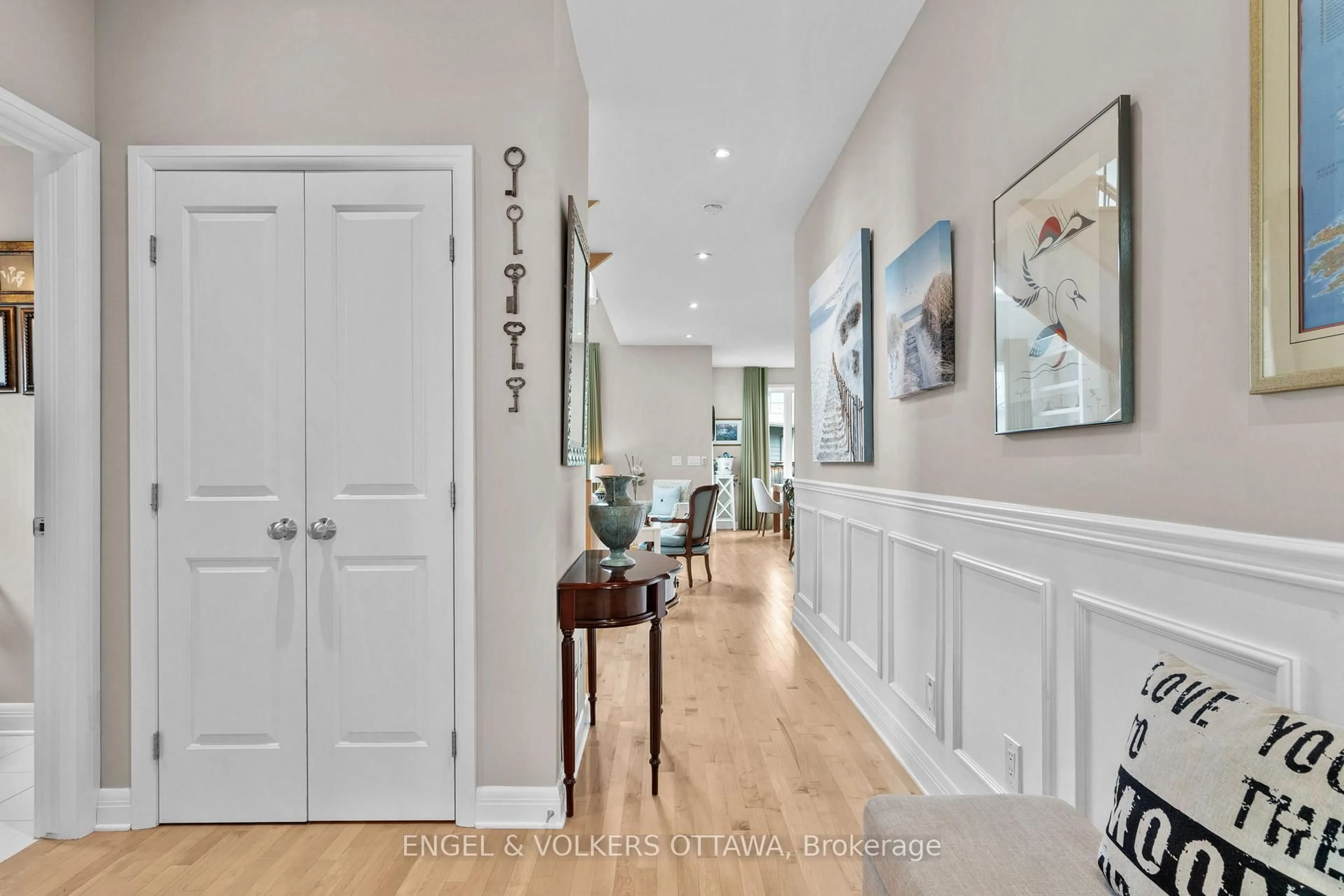 Indoor entryway for 27 Esquimault Ave, Ottawa Ontario K2H 6Z4