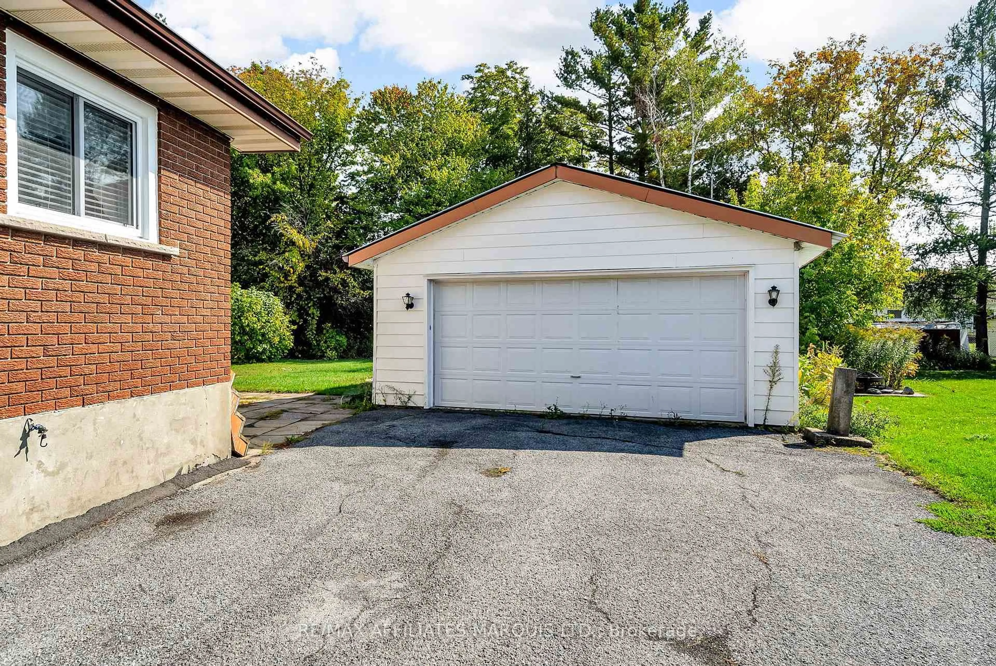 Indoor garage for 116 Lottie Ave, Cornwall Ontario K6J 3M4