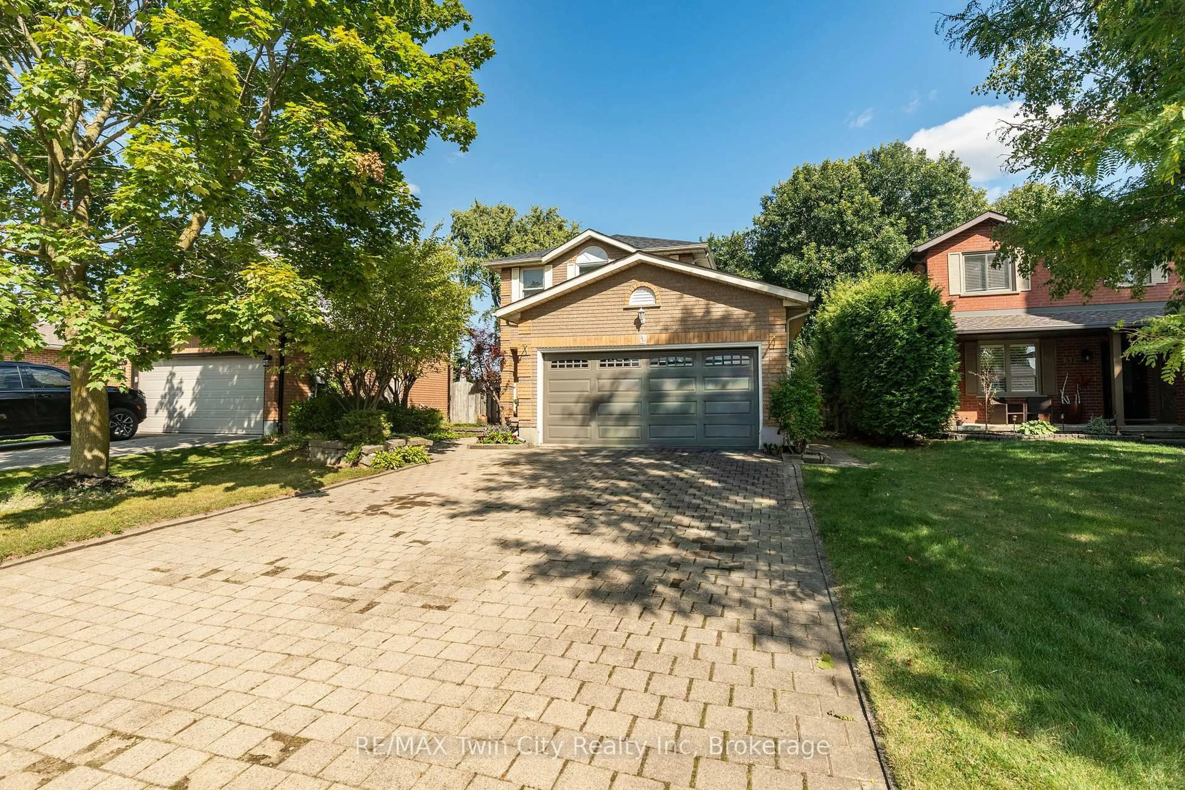 Unknown for 47 Dawn Cres, Cambridge Ontario N3C 4A9