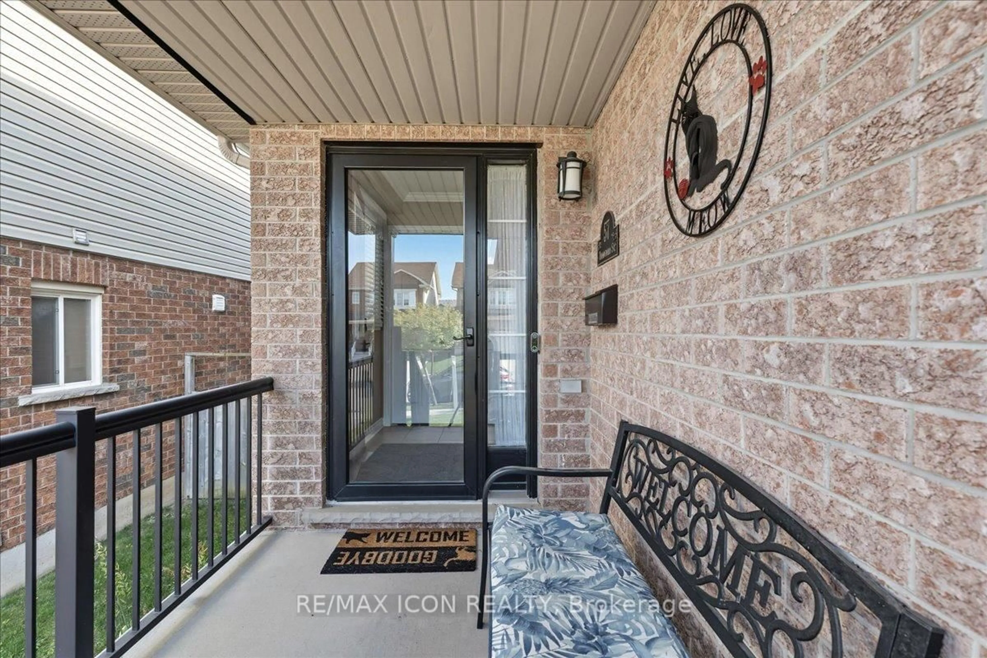 Indoor entryway for 57 Tweedsdale St, Kitchener Ontario N2R 1W2