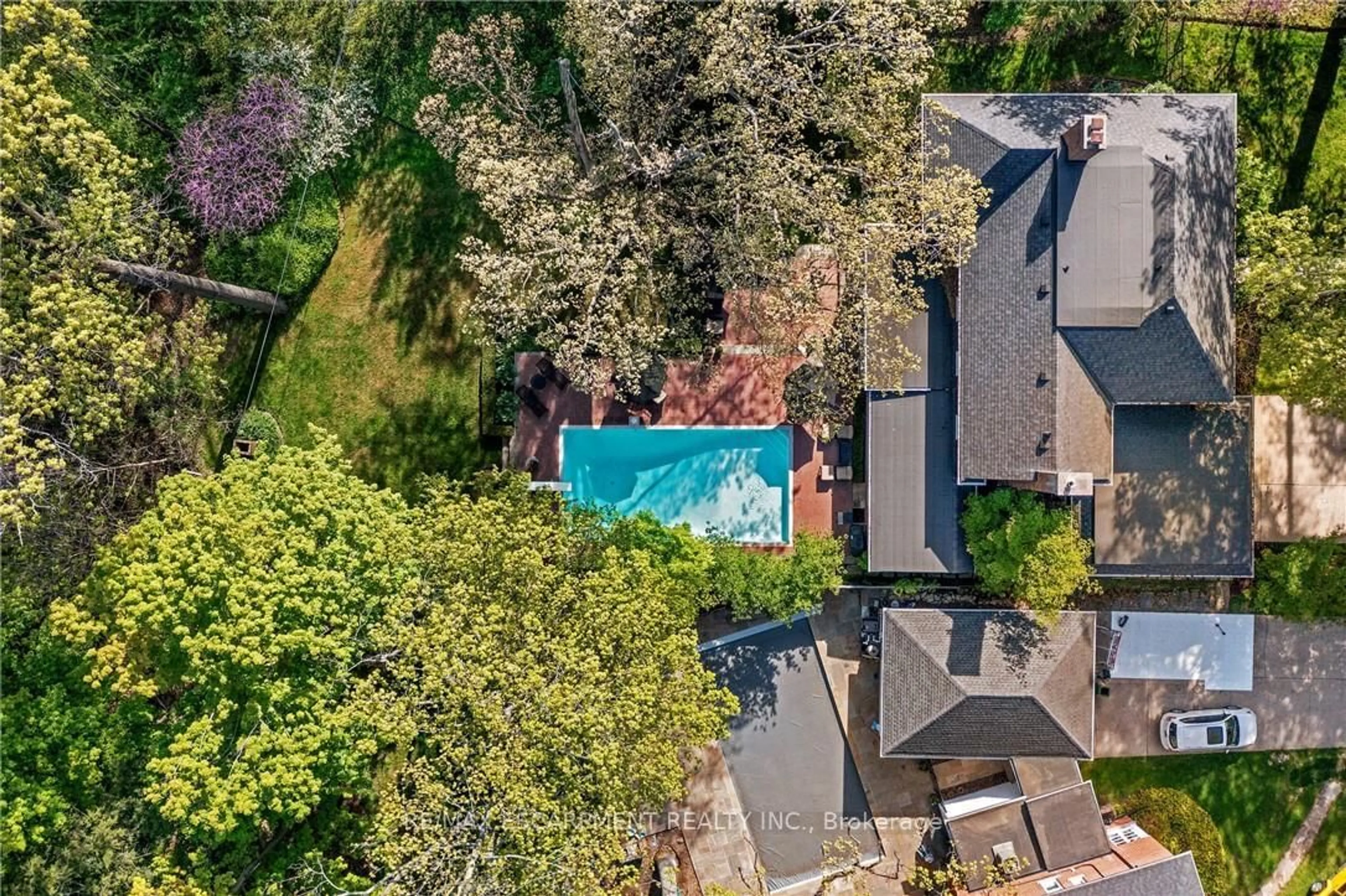 A pic from outside/outdoor area/front of a property/back of a property/a pic from drone, unknown for 5 Mayfair Pl, Hamilton Ontario L8S 4E9