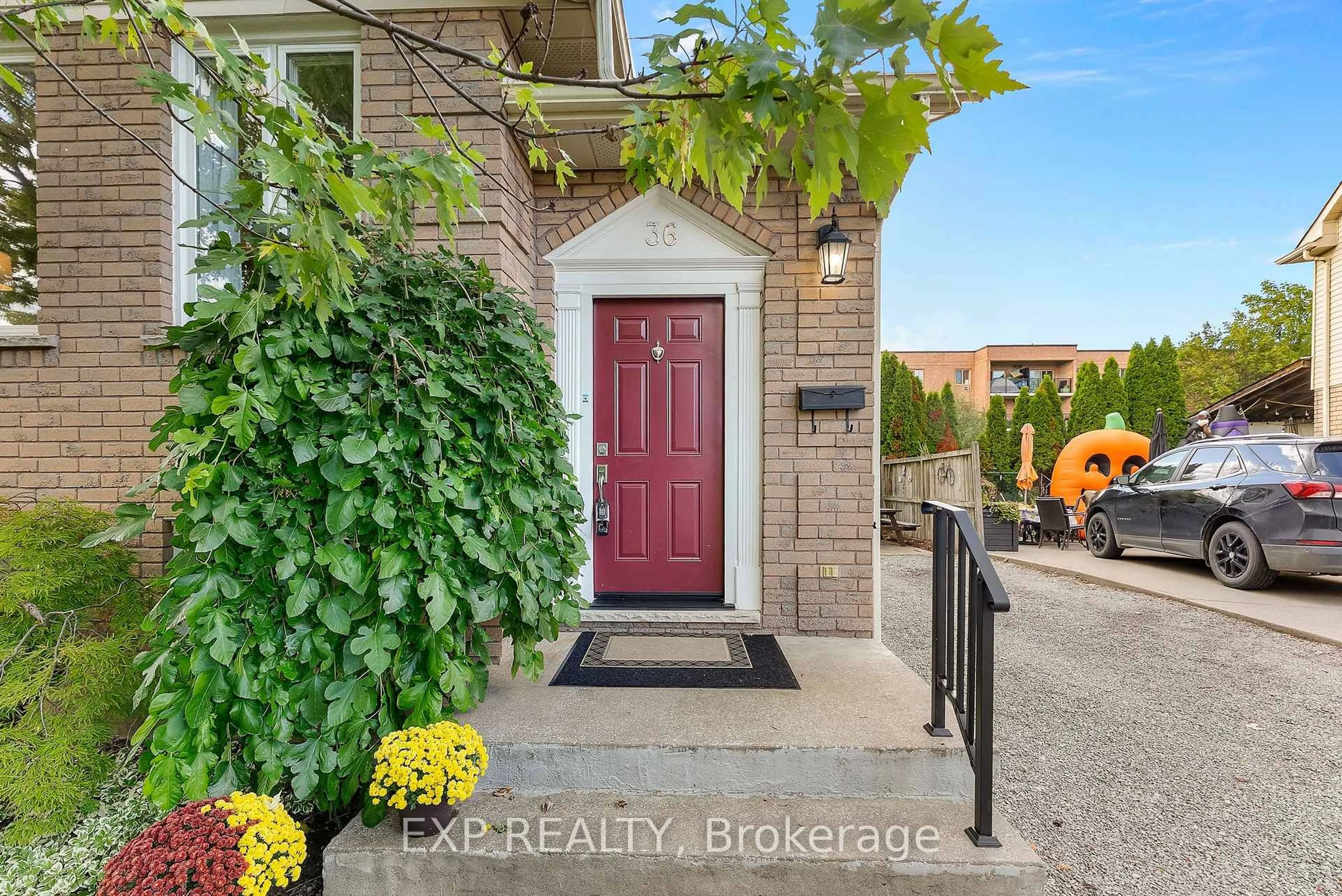 Indoor entryway for 36 Vintage Cres, St. Catharines Ontario L2S 3C6