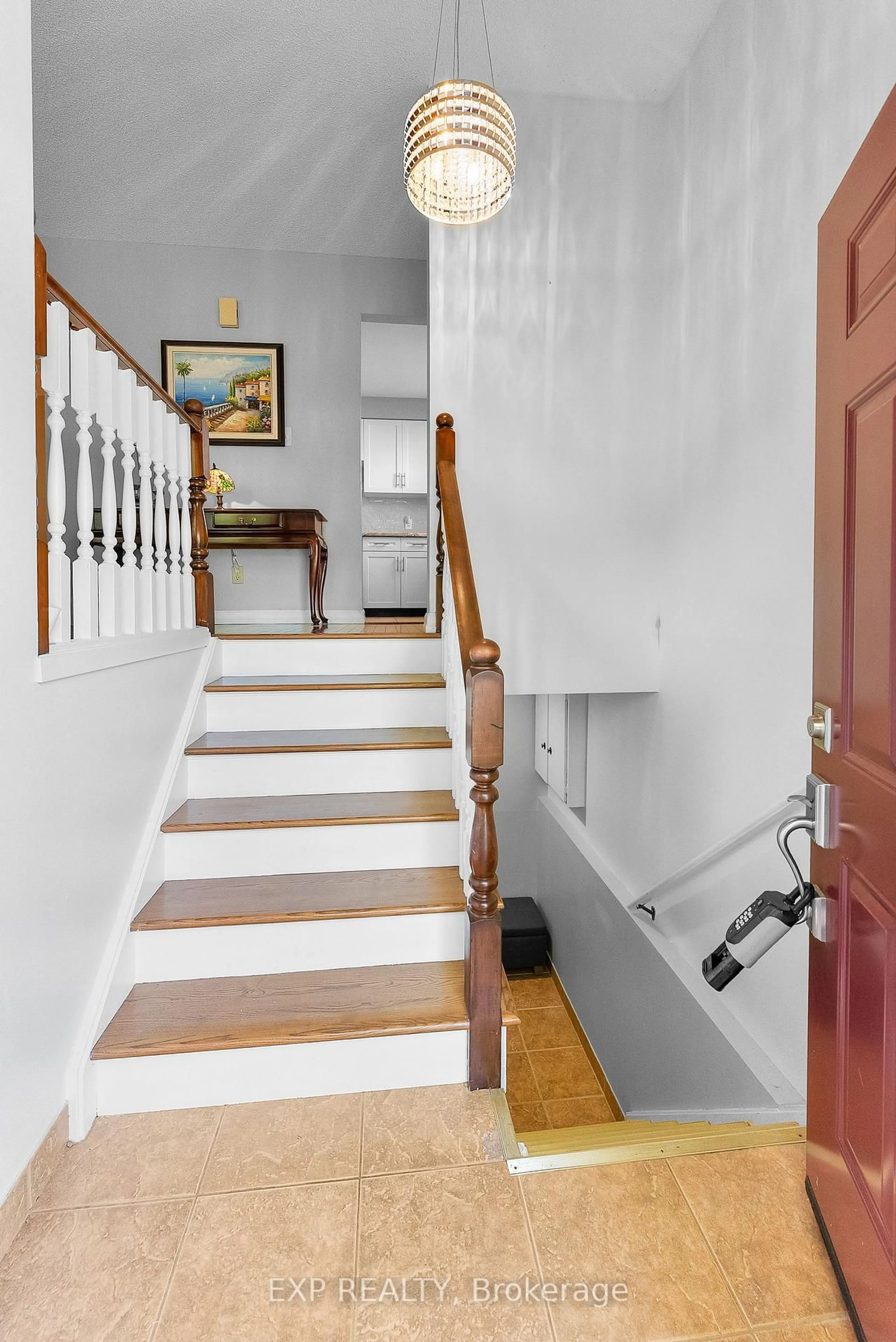 Indoor foyer for 36 Vintage Cres, St. Catharines Ontario L2S 3C6