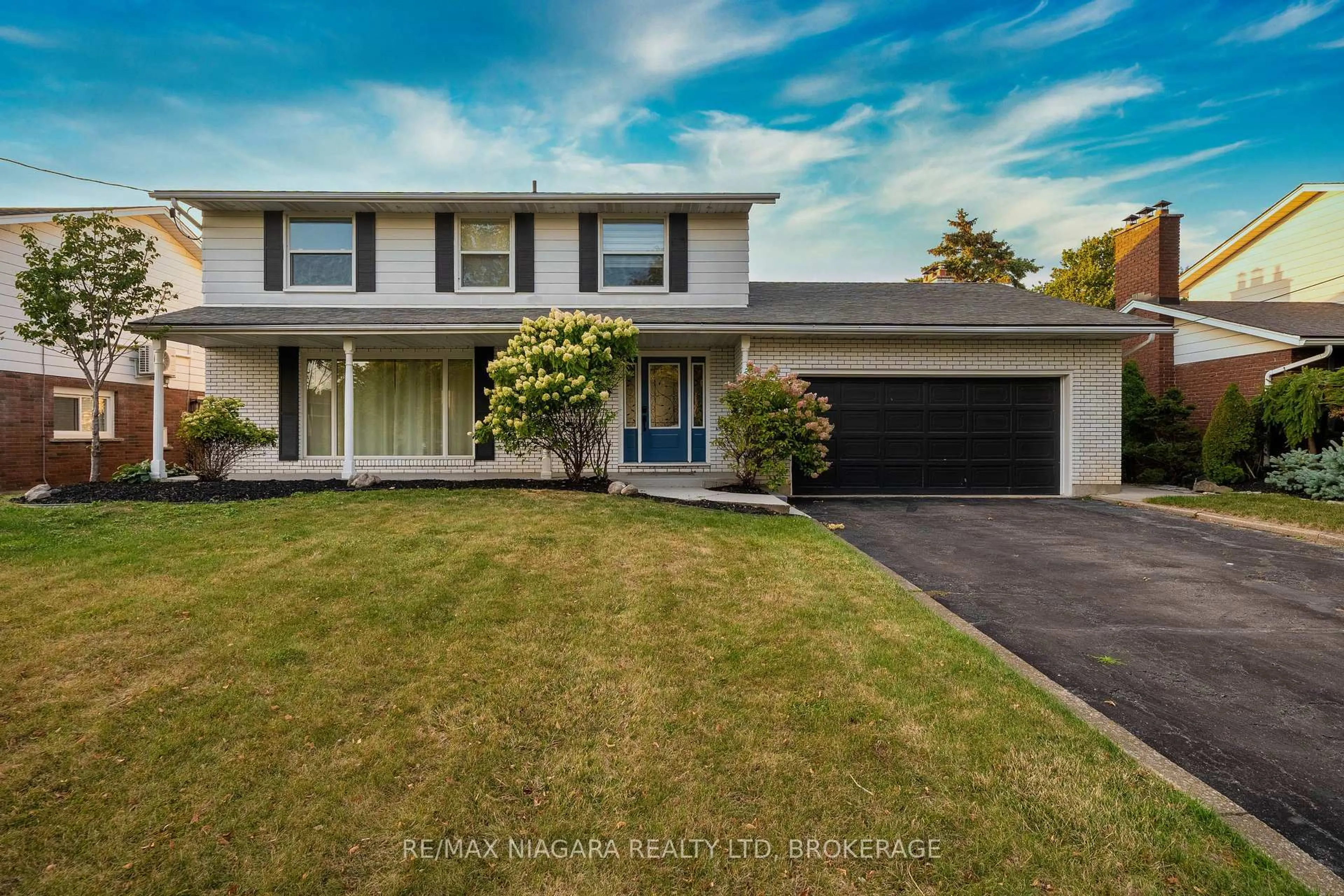 Home with vinyl exterior material, street for 49 Royal York Rd, St. Catharines Ontario L2N 2N7