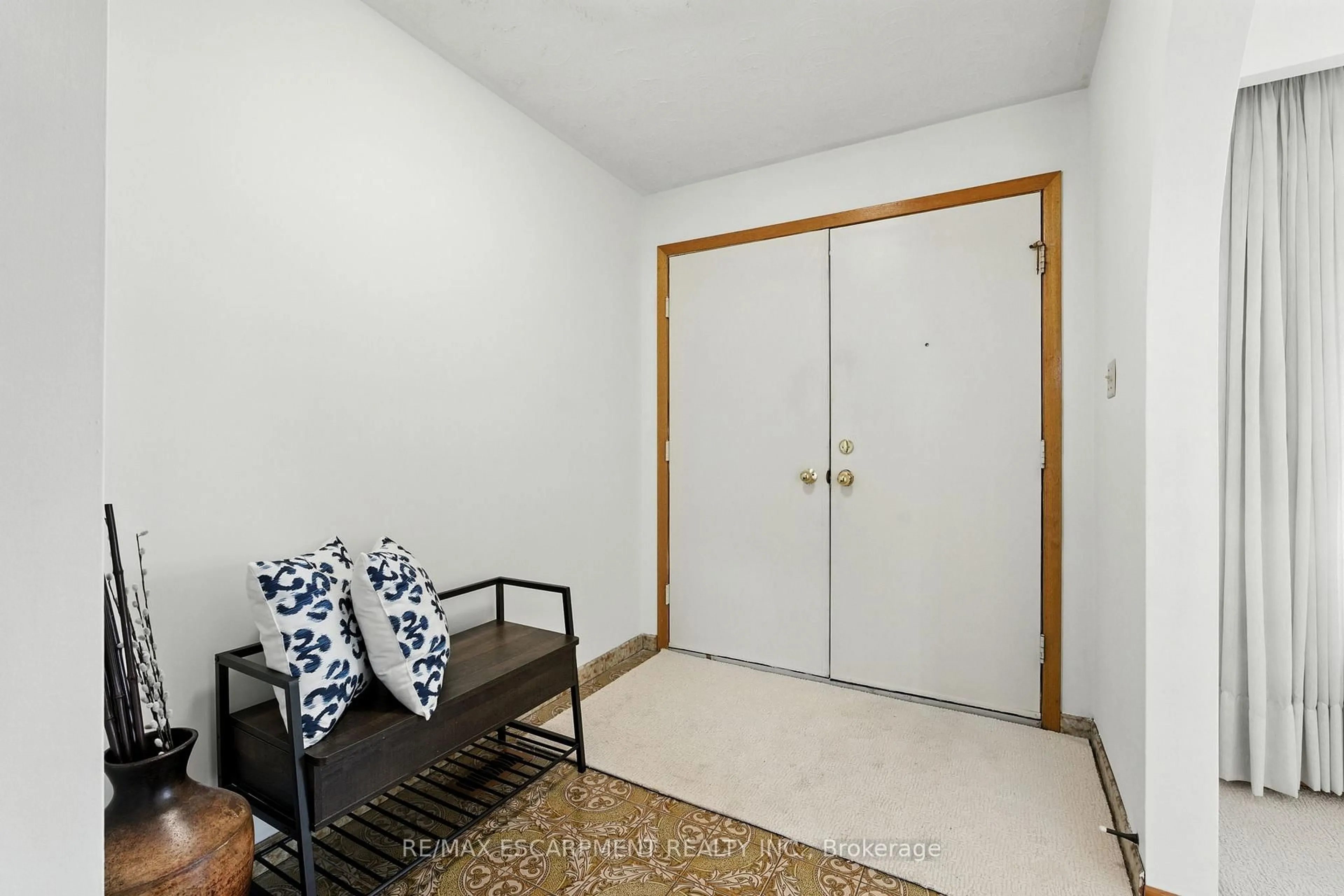 Indoor entryway for 100 Taymall St, Hamilton Ontario L8W 1Z4