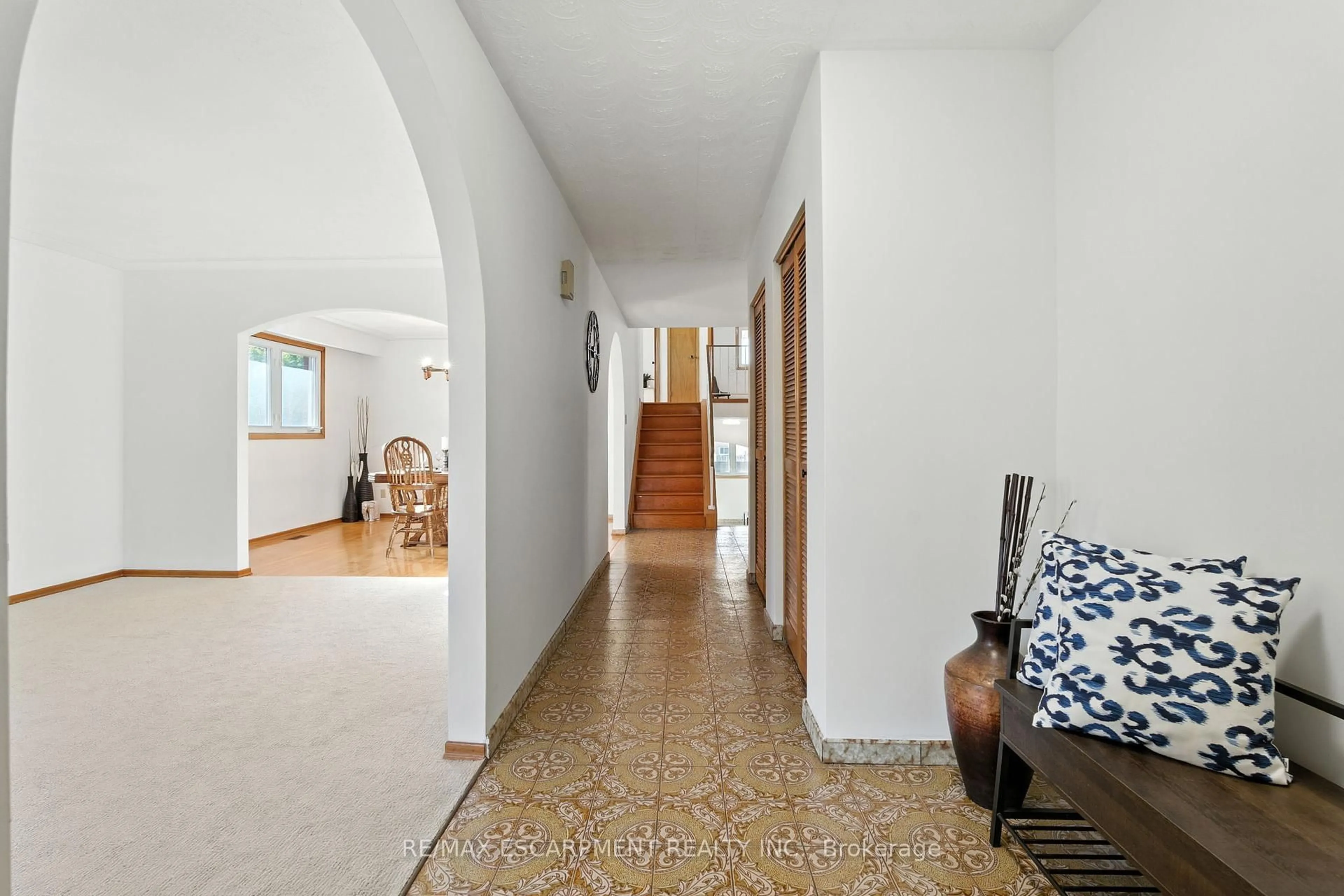 Indoor foyer for 100 Taymall St, Hamilton Ontario L8W 1Z4