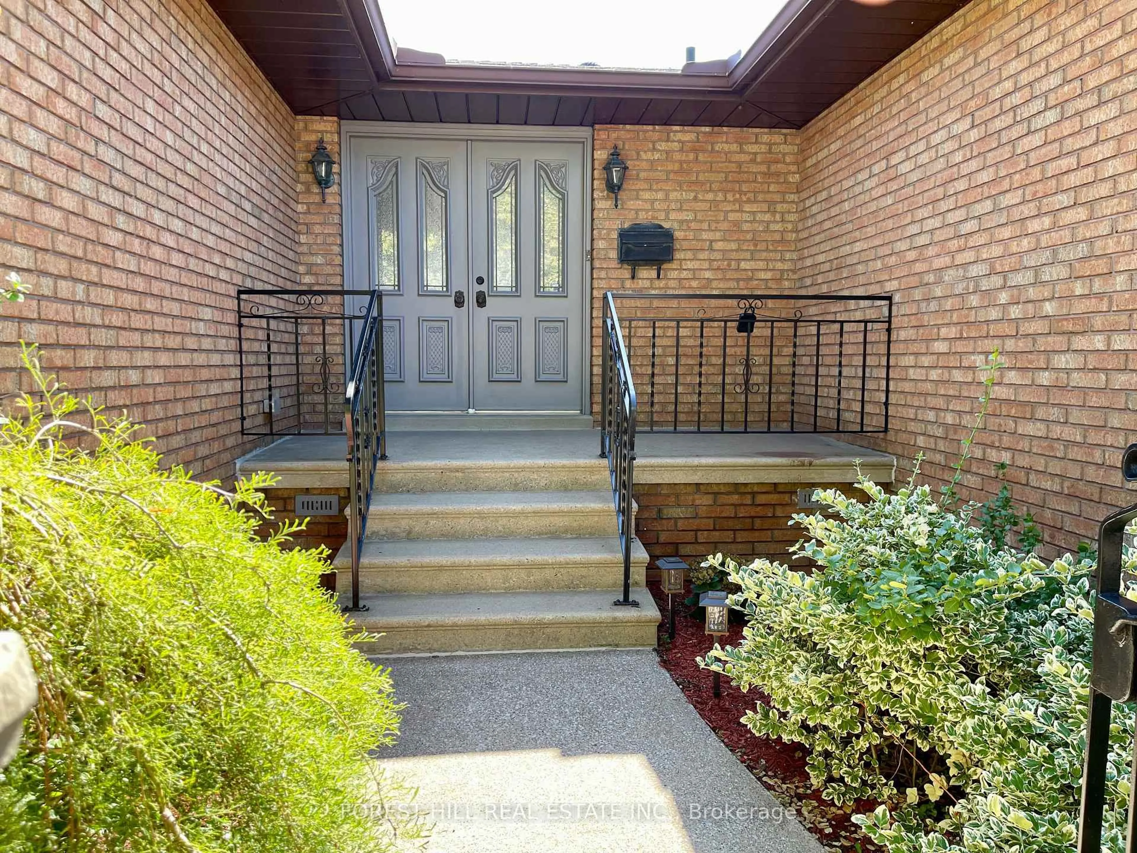 Indoor entryway for 2755 Lionel Dr, Windsor Ontario N8X 4X5