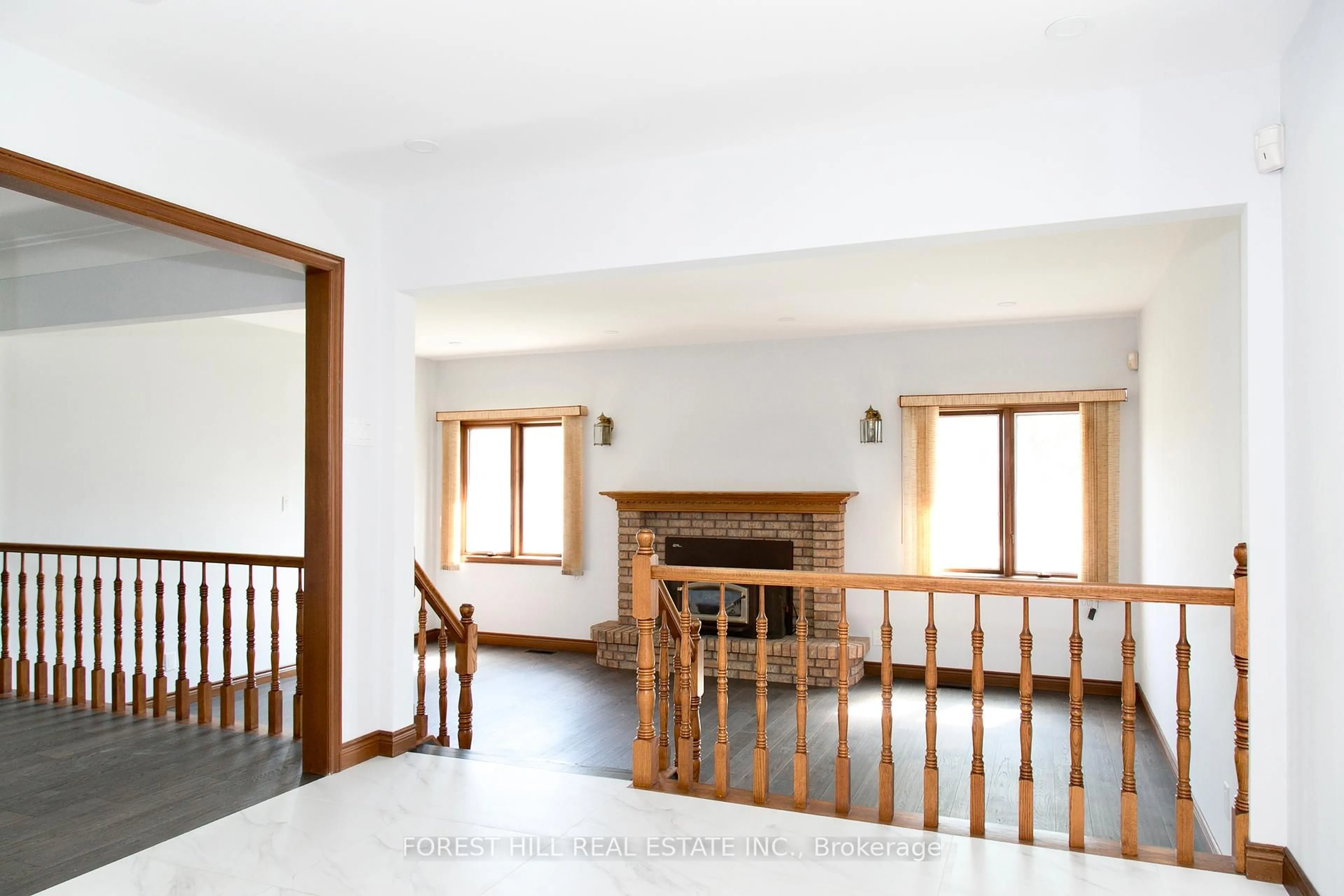 Indoor foyer for 2755 Lionel Dr, Windsor Ontario N8X 4X5